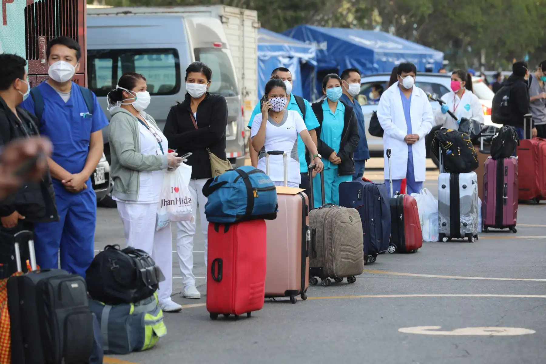 Equipo de médicos y personal asistencial de EsSalud se separa de sus familias y parte al Centro de Atención y Aislamiento Villa Panamericana con la finalidad de atender pacientes COVID19 por un periodo de 1 mes. 
Foto: EsSalud