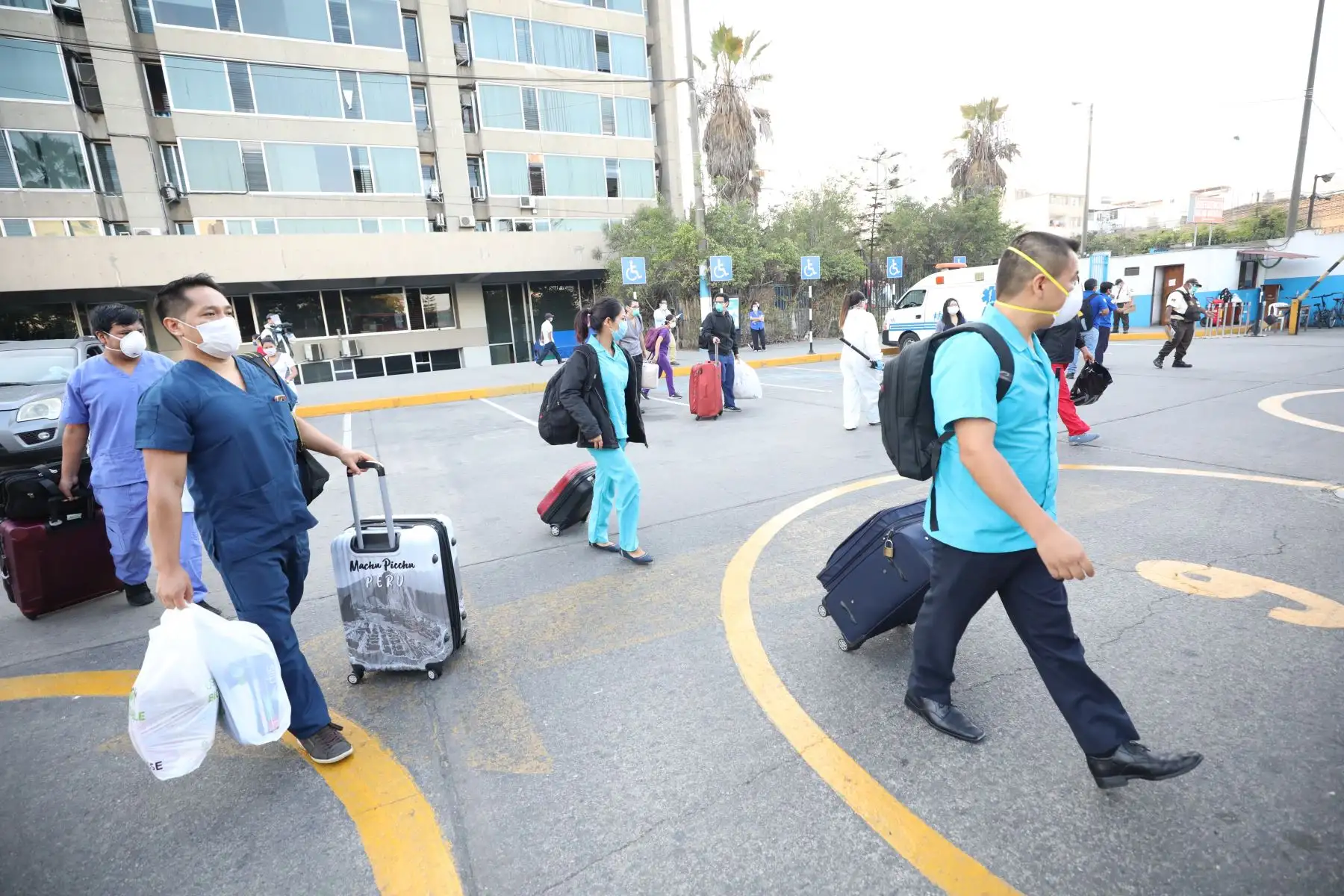 Equipo de médicos y personal asistencial de EsSalud se separa de sus familias y parte al Centro de Atención y Aislamiento Villa Panamericana con la finalidad de atender pacientes COVID19 por un periodo de 1 mes. 
Foto: EsSalud