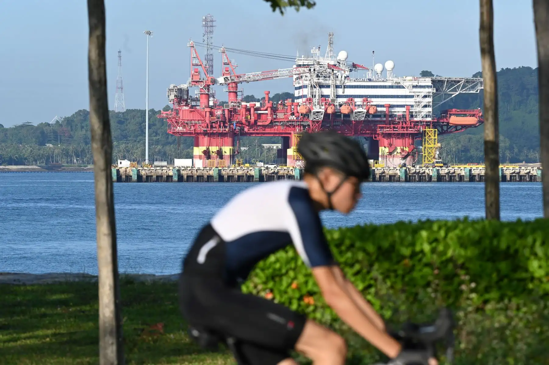 El Floatel Triumph, un buque semisumergible de alojamiento y apoyo a la construcción, está atracado en el puerto terminal de Tanjong Pagar en Singapur. Foto: AFP
