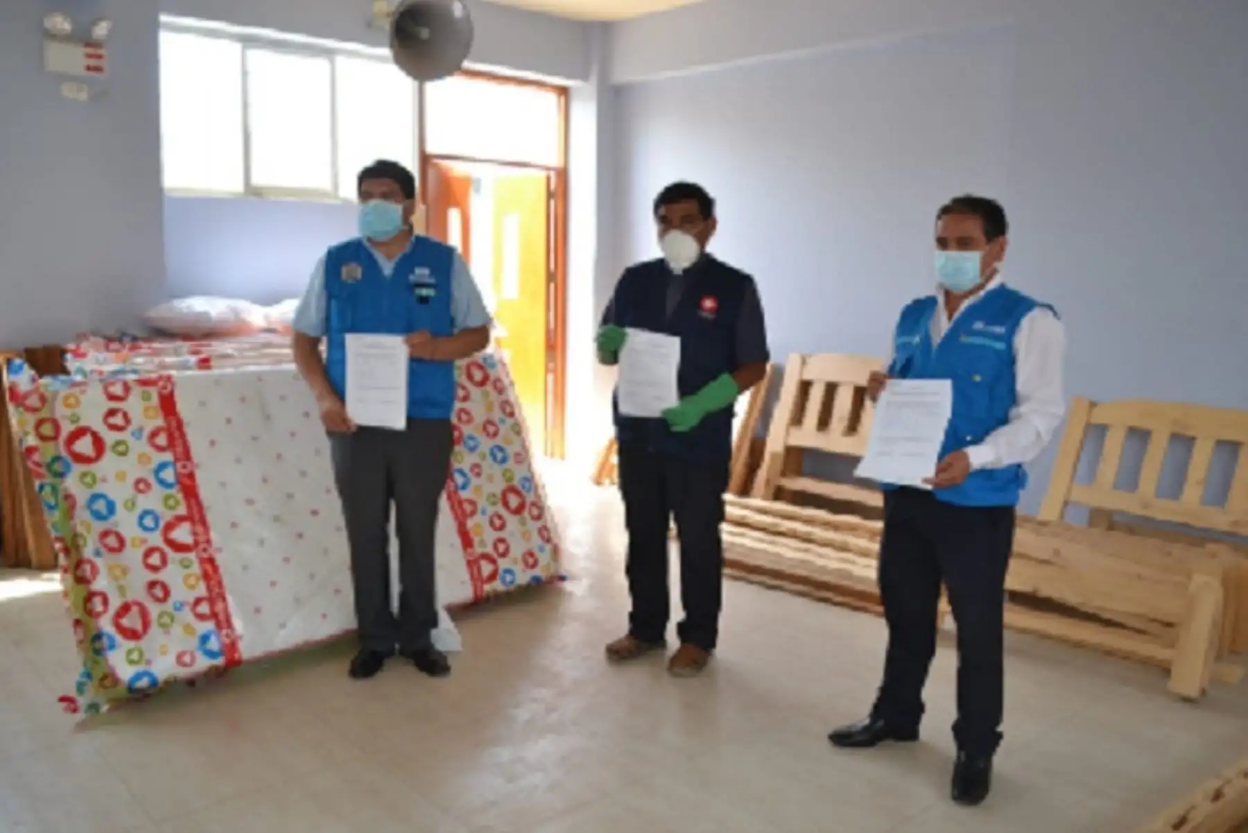 El secretario general de Cáritas Trujillo, presbítero Hipólito Purizaca Sernaqué, entregó estos muebles de descanso al gerente de la Red Asistencial de EsSalud-La Libertad, José Carraza Castillo, en las instalaciones del Centro de Educación Técnico Productiva (Cetpro) Cristo Rey, en el distrito La Esperanza.