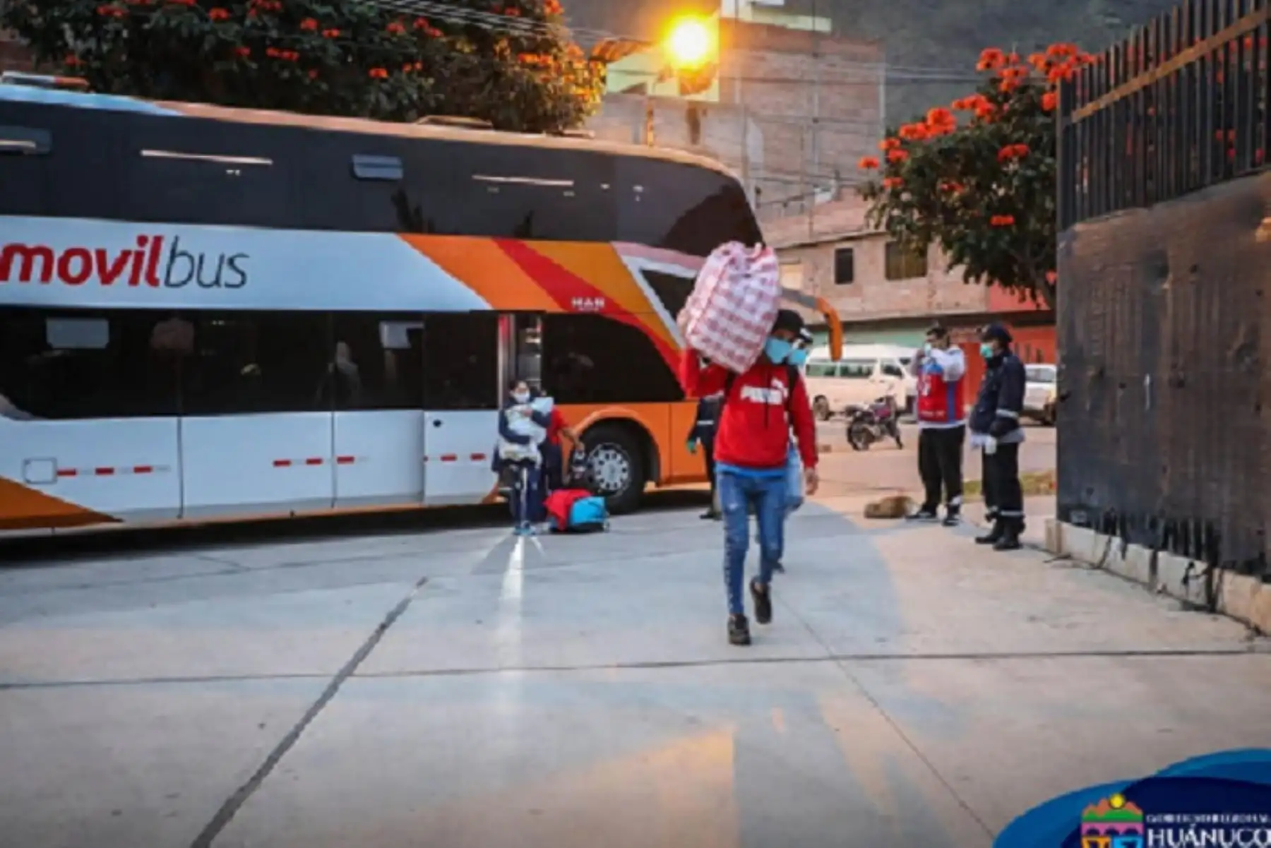 Los retornantes fueron evaluados por el personal de Salud de la Dirección Regional de Salud (Diresa) en el Complejo Deportivo de Paucarbamba,en el distrito de Amarilis.