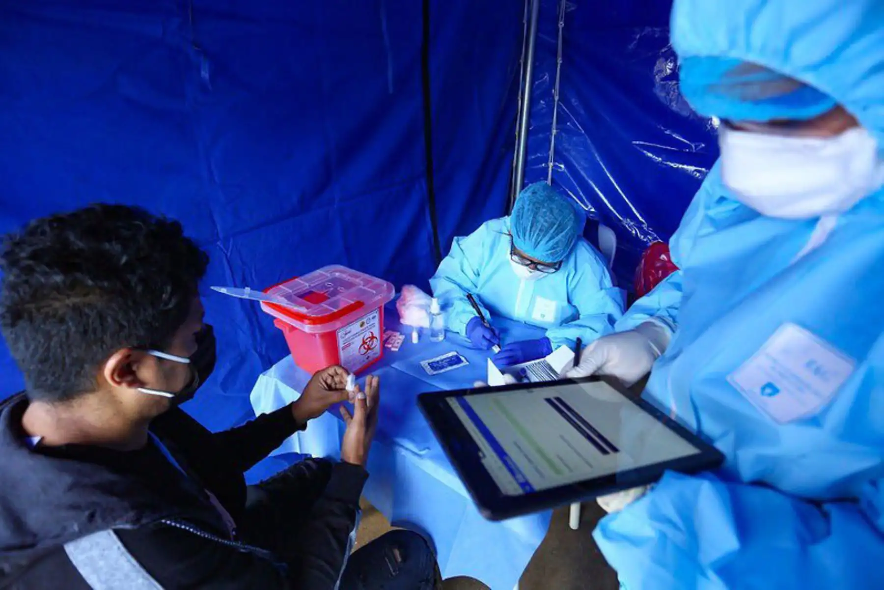 Hoy un equipo operativo de  EsSalud y Ministerio de Salud estuvieron en el mercado de Caquetá aplicando pruebas rápidas. Los identificados positivos son llevados inmediatamente a la VillaPanamericana o puestos en aislamiento domiciliario. Foto: ANDINA/@FioreMolinelli.