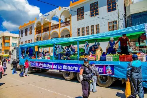 Para reducir las aglomeraciones en los centros de abastos, la municipalidad de San Jerónimo (Apurímac) dispuso que un mercado móvil lleve alimentos a los vecinos. Foto: ANDINA/Difusión