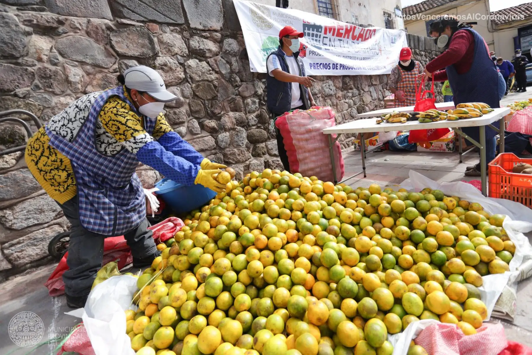 Programa “Mercado En Tu Barrio” de la Municipalidad de Cusco llegó a la zona de Santa Ana para ofrecer variedad de productos a precios más accesibles y evitar aglomeración en otros centros de abasto. Foto: ANDINA/Municipalidad de Cusco