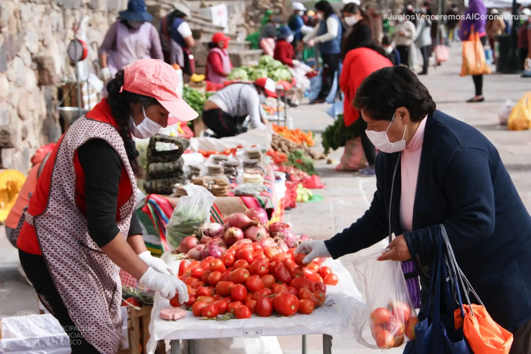 Programa “Mercado En Tu Barrio” de la Municipalidad de Cusco llegó a la zona de Santa Ana para ofrecer variedad de productos a precios más accesibles y evitar aglomeración en otros centros de abasto. Foto: ANDINA/Municipalidad de Cusco