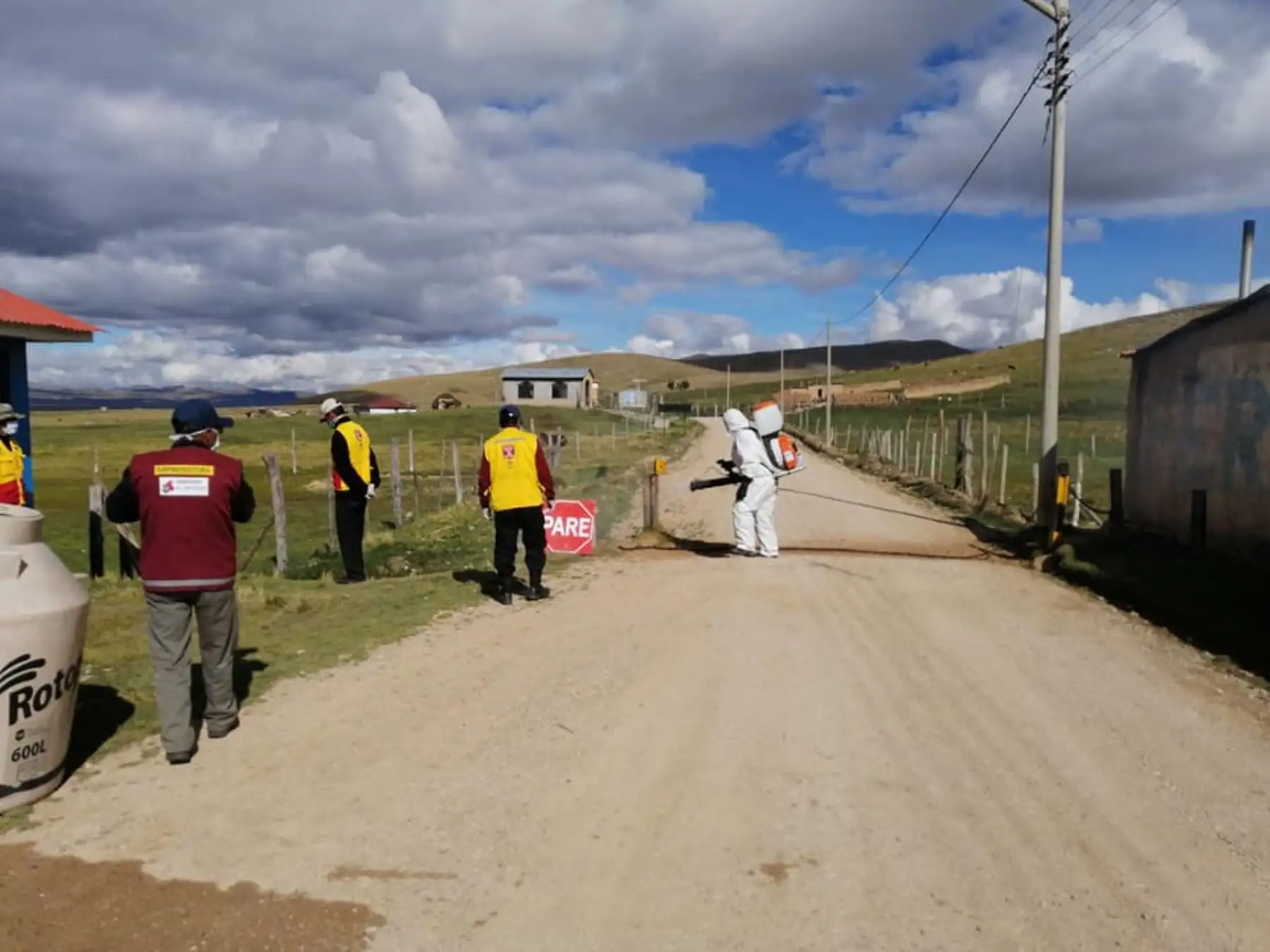 Personal de la Municipalidad de Junín continúa con los trabajos de desinfección 
en las principales calles del centro de la ciudad. Dicho trabajo se realiza al culminar las ferias semanales para evitar así la propagación del coronavirus. Foto: ANDINA/Municipalidad de Junín