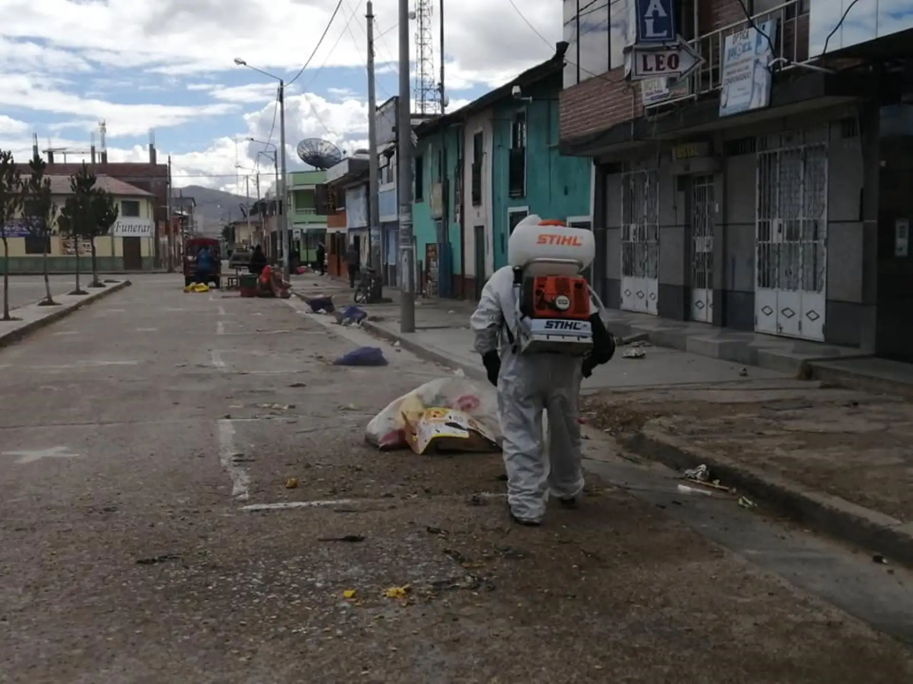 en las principales calles del centro de la ciudad. Dicho trabajo se realiza al culminar las ferias semanales para evitar así la propagación del coronavirus. Foto: ANDINA/Municipalidad de Junín