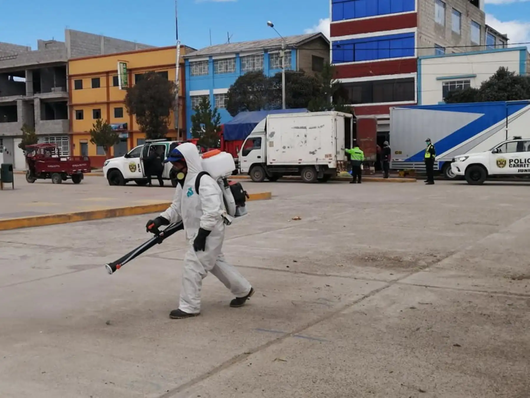 en las principales calles del centro de la ciudad. Dicho trabajo se realiza al culminar las ferias semanales para evitar así la propagación del coronavirus. Foto: ANDINA/Municipalidad de Junín