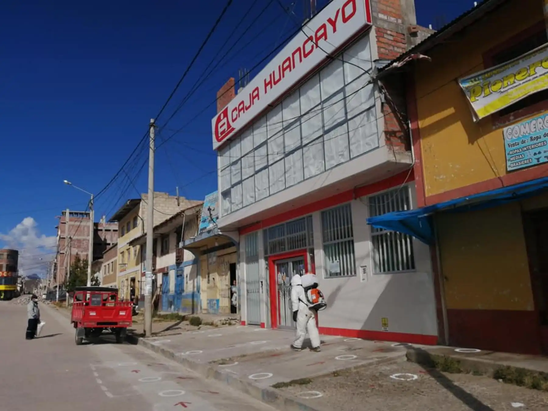 en las principales calles del centro de la ciudad. Dicho trabajo se realiza al culminar las ferias semanales para evitar así la propagación del coronavirus. Foto: ANDINA/Municipalidad de Junín