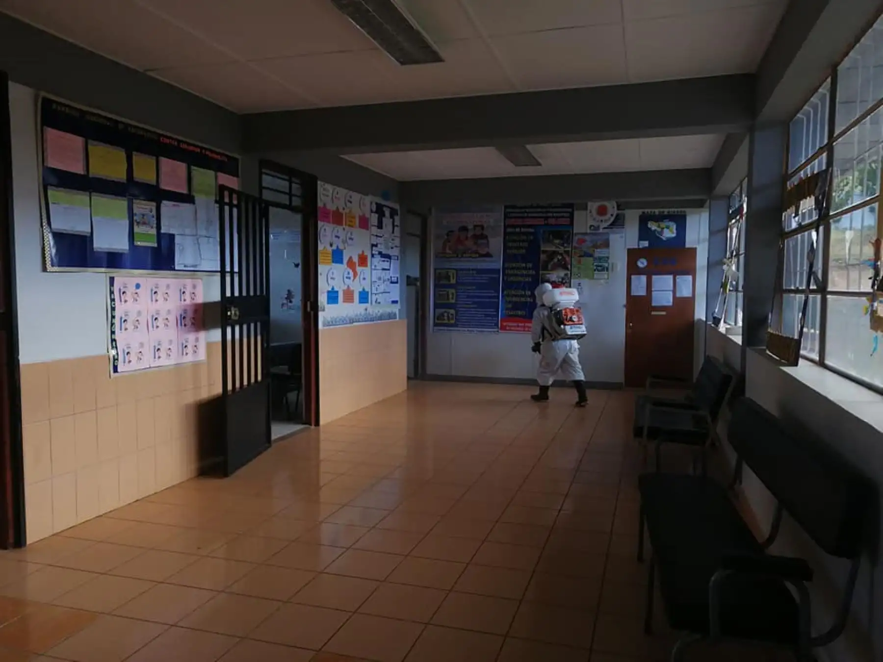 en las principales calles del centro de la ciudad. Dicho trabajo se realiza al culminar las ferias semanales para evitar así la propagación del coronavirus. Foto: ANDINA/Municipalidad de Junín