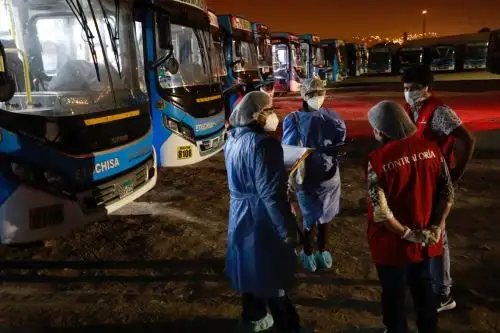 Equipo de la Contraloría de la República supervisa que las empresas que limpian y desinfectan las unidades de transporte público en Lima y Callao contratadas por la ATU ofrezcan bien su servicio y los papeles del contrato estén en regla.