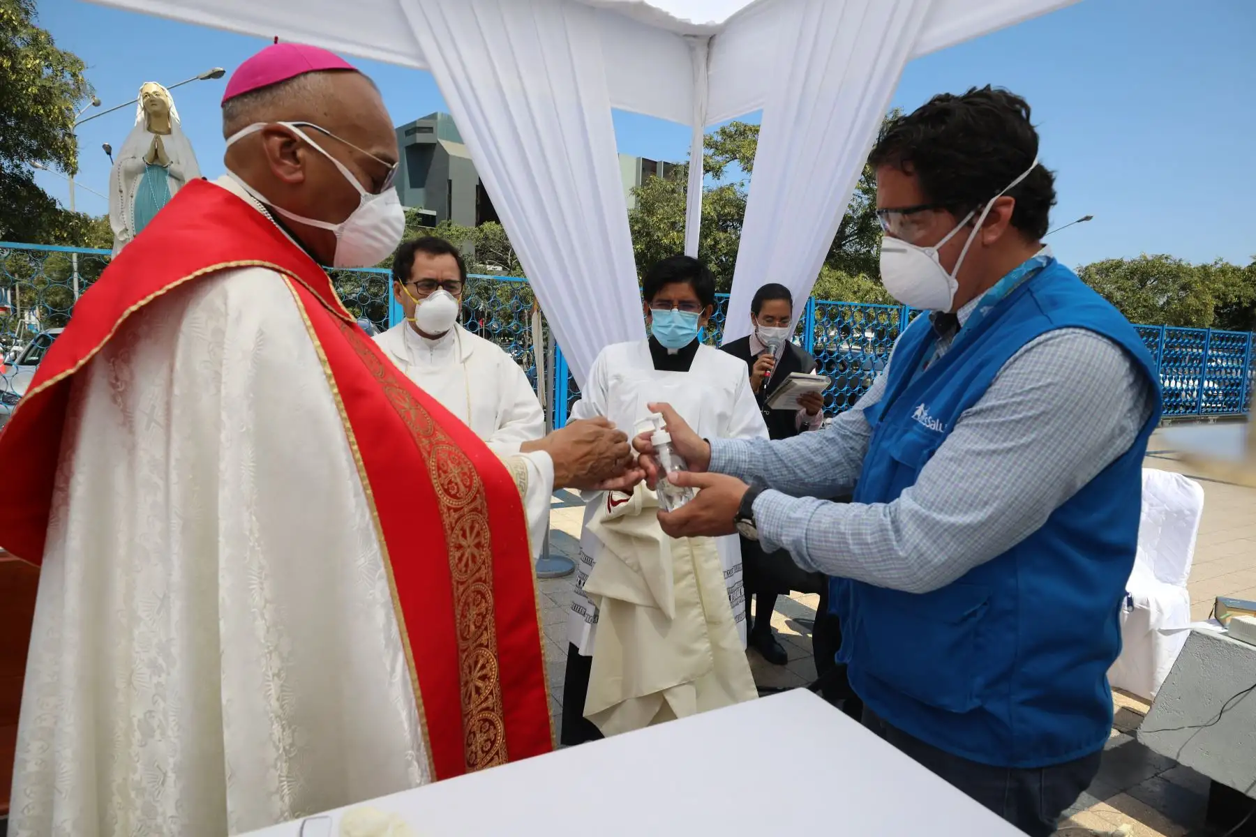 EsSalud y  El Obispo Auxiliar de Lima, Guillermo Elías, organizaron  una emotiva Misa en favor de los pacientes con Coronavirus del Hospital Rebagliati.Foto:ANDINA/Essalud