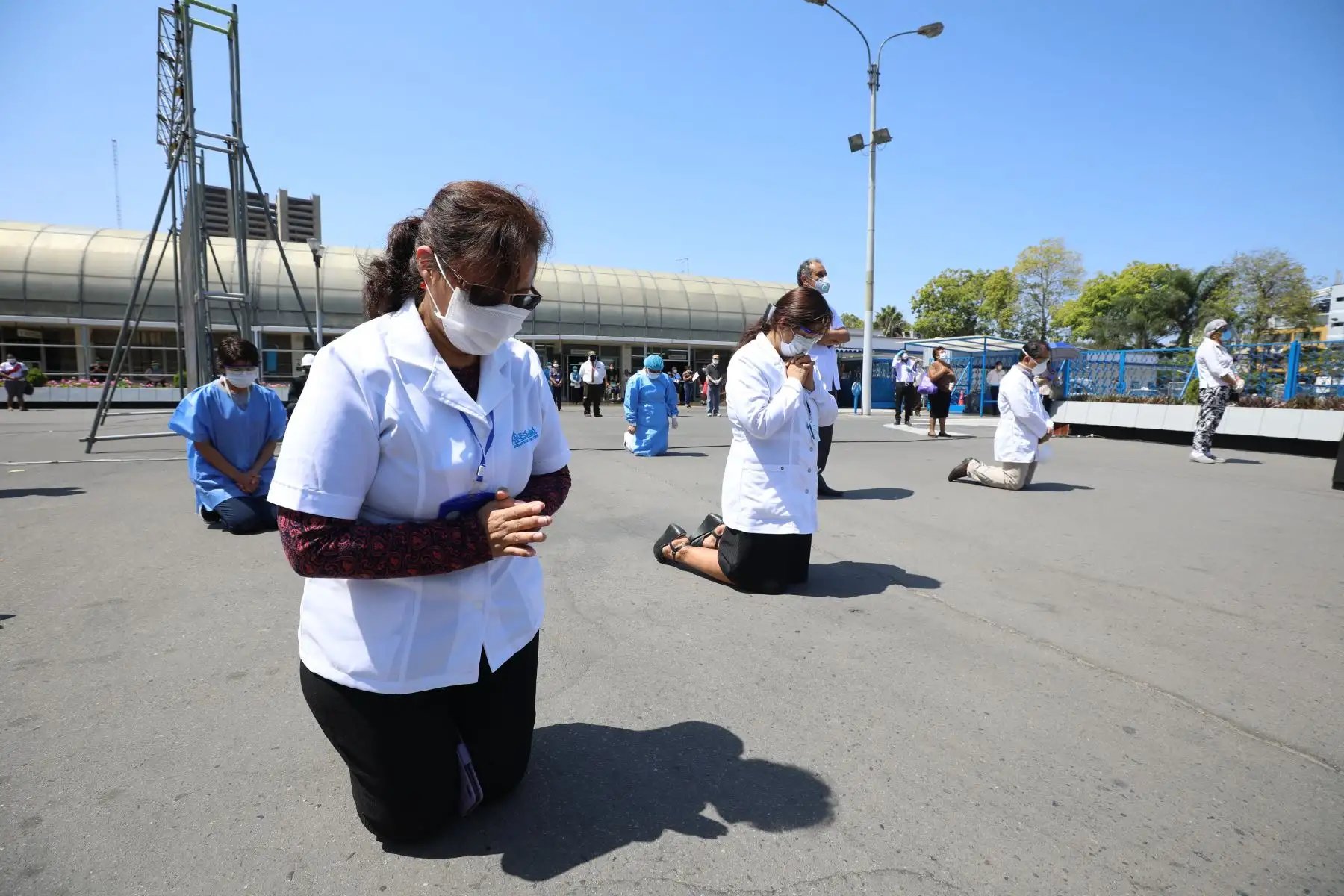 EsSalud y  El Obispo Auxiliar de Lima, Guillermo Elías, organizaron  una emotiva Misa en favor de los pacientes con Coronavirus del Hospital Rebagliati.Foto:ANDINA/Essalud