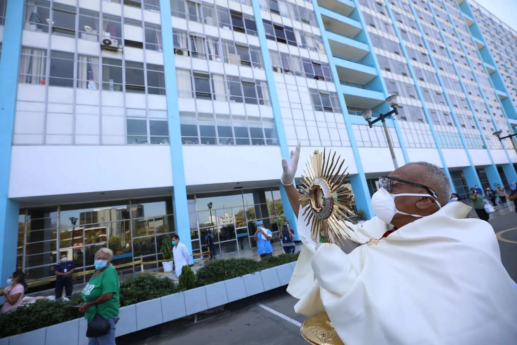 EsSalud y  El Obispo Auxiliar de Lima, Guillermo Elías, organizaron  una emotiva Misa en favor de los pacientes con Coronavirus del Hospital Rebagliati.Foto:ANDINA/Essalud