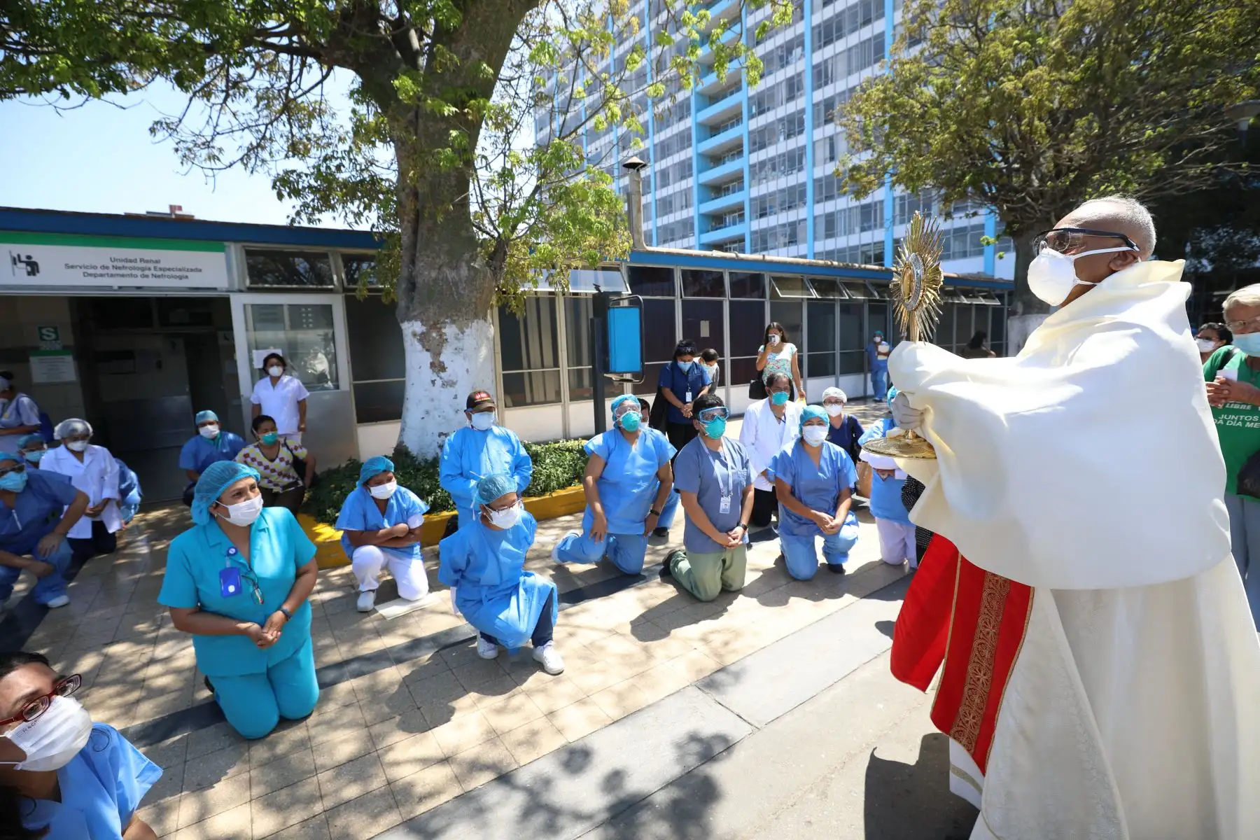 EsSalud y  El Obispo Auxiliar de Lima, Guillermo Elías, organizaron  una emotiva Misa en favor de los pacientes con Coronavirus del Hospital Rebagliati.Foto:ANDINA/Essalud