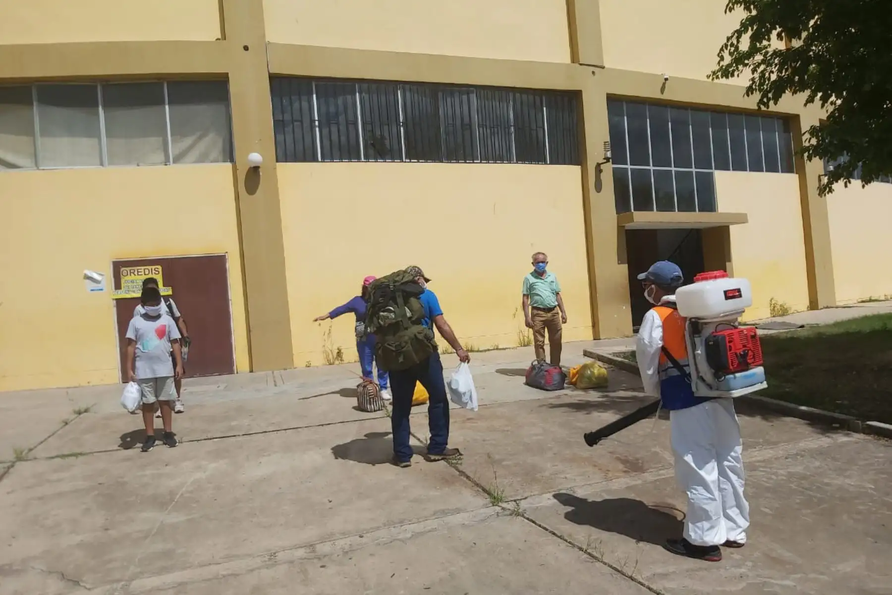 Partieron rumbo a Lima, vía terrestre, alrededor de 91 connacionales desde Ucayali. Se aplicaron los protocolos de seguridad y salud, y se realizó el control sanitario a todos los pasajeros.

Foto: INDECI