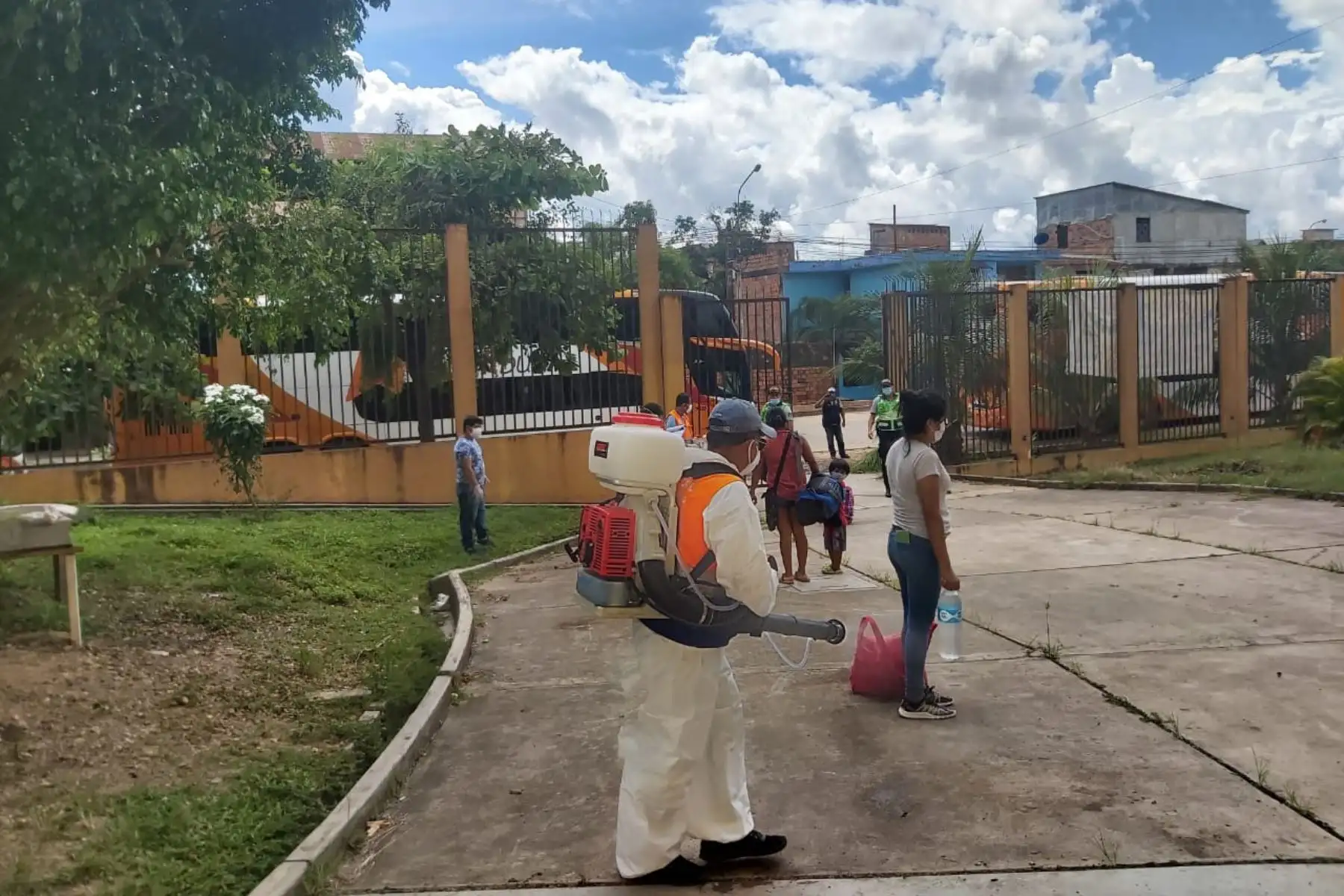 Partieron rumbo a Lima, vía terrestre, alrededor de 91 connacionales desde Ucayali. Se aplicaron los protocolos de seguridad y salud, y se realizó el control sanitario a todos los pasajeros.

Foto: INDECI