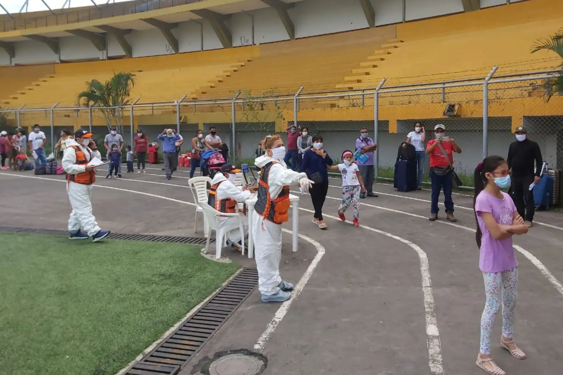 Partieron rumbo a Lima, vía terrestre, alrededor de 91 connacionales desde Ucayali. Se aplicaron los protocolos de seguridad y salud, y se realizó el control sanitario a todos los pasajeros.

Foto: INDECI