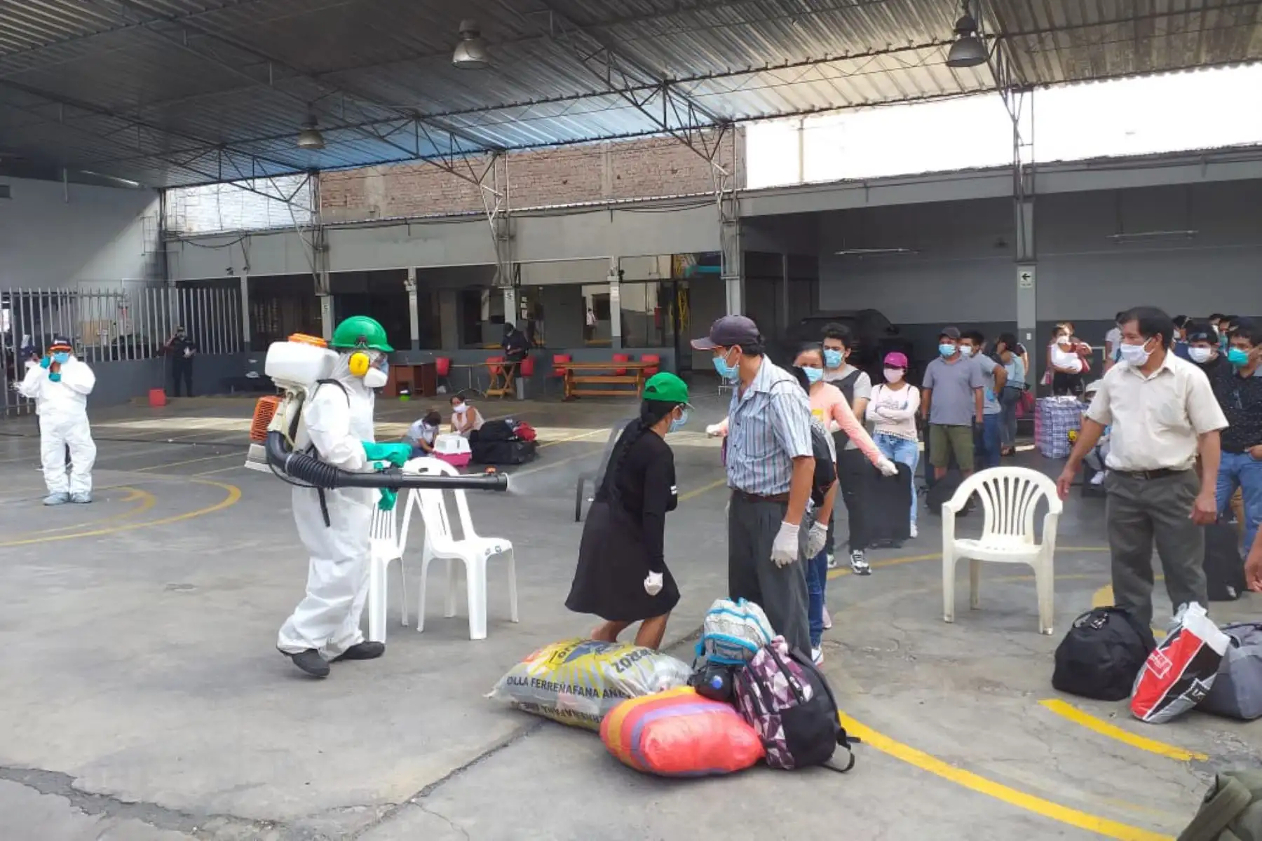 Alrededor de 61 connacionales son trasladados a Chachapoyas - Amazonas, su región de domicilio.
Se realizaron los protocolos para control e inspección en seguridad y salud de los pasajeros.

Foto: INDECI