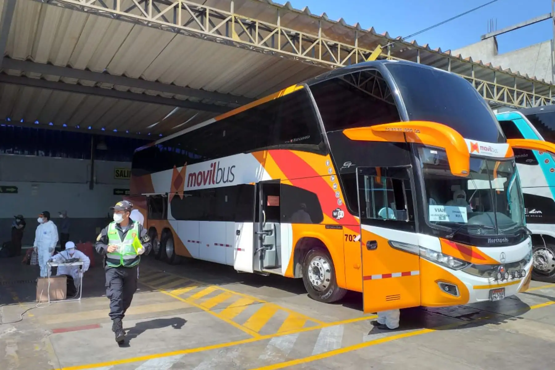 Alrededor de 61 connacionales son trasladados a Chachapoyas - Amazonas, su región de domicilio.
Se realizaron los protocolos para control e inspección en seguridad y salud de los pasajeros.

Foto: INDECI