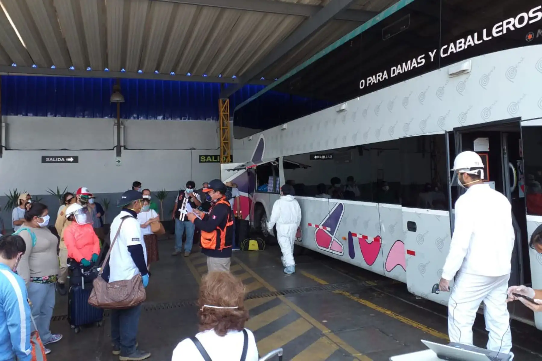 Alrededor de 61 connacionales son trasladados a Chachapoyas - Amazonas, su región de domicilio.
Se realizaron los protocolos para control e inspección en seguridad y salud de los pasajeros.

Foto: INDECI