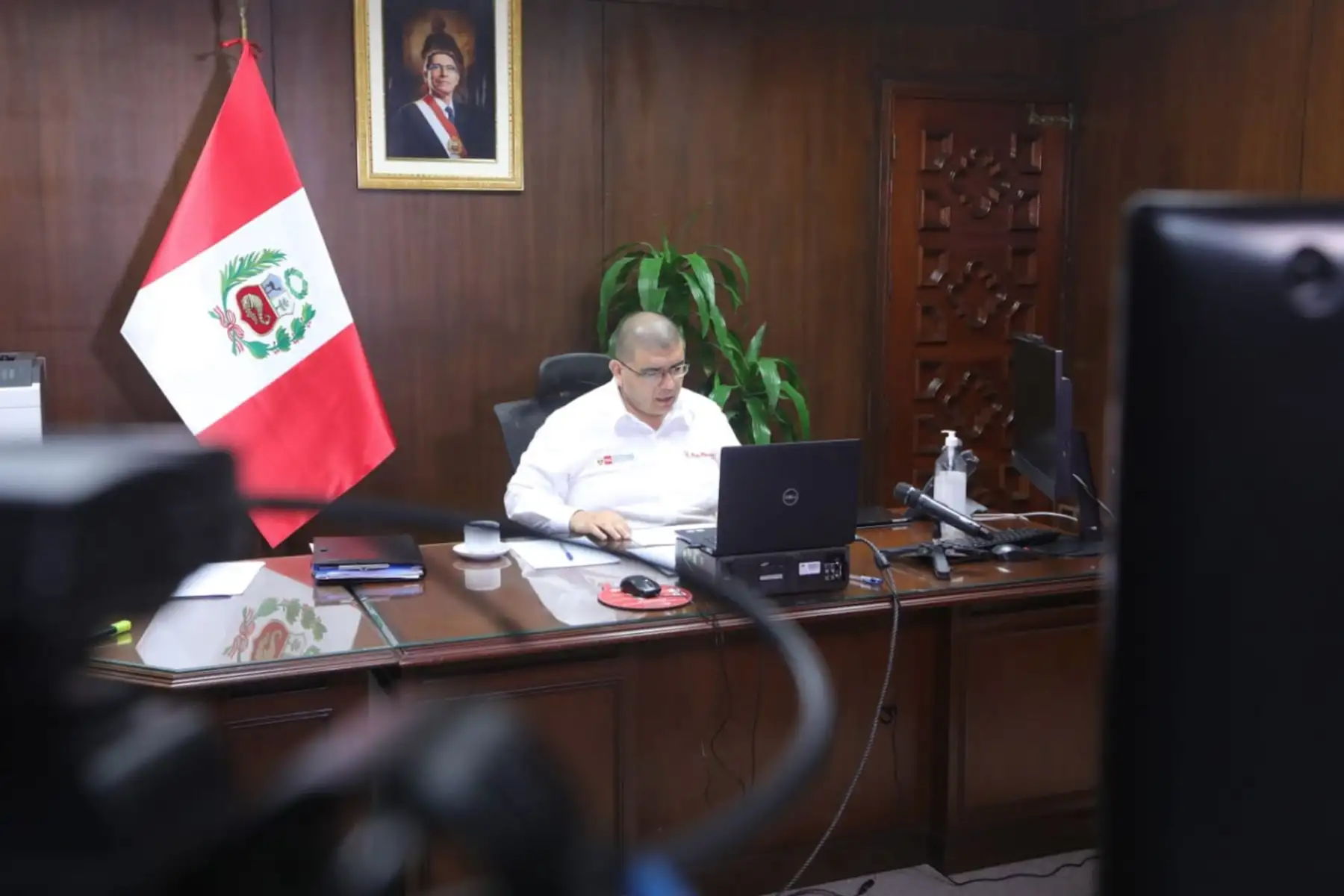 El ministro de Justicia Fernando Castañeda se reunió con los titulares del Poder Judicial, la Fiscalíade la Nación y la Junta Nacional de Justicia, a fin de impulsar medidas normativas que contribuyan acelerar la evaluación de la situación jurídica de procesados y sentenciados.

Foto: MINJUS