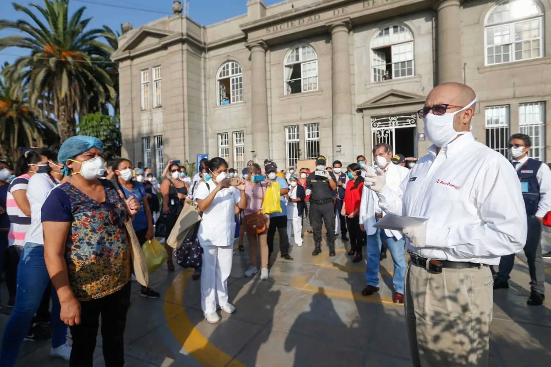 El Ministro de Salud, Victor Zamora, visita el Hospital Loayza verificando la ampliación de la oferta hospitalaria para los pacientes. Foto: MINSA