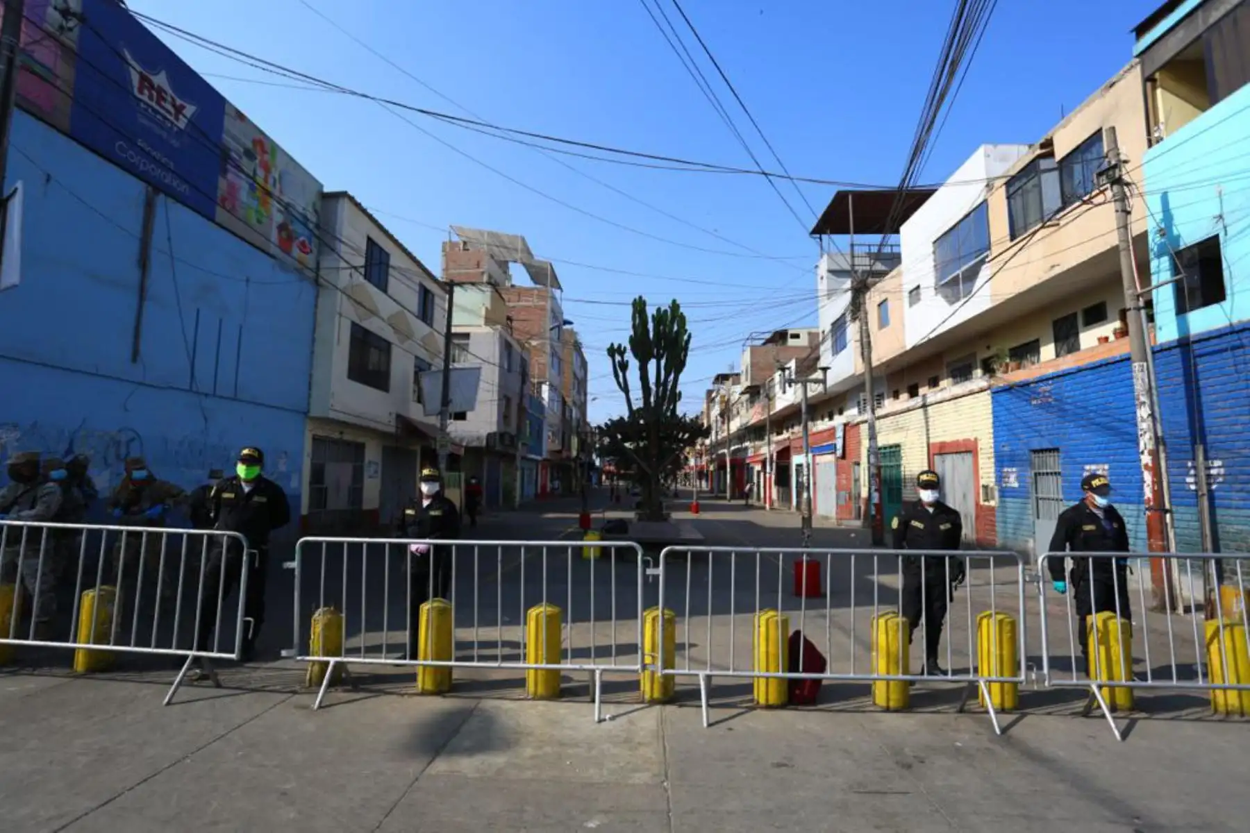 El mercado de Caquetá permanecerá cerrado por algunos días para realizar el proceso de desinfección correspondiente. Desde el Ministerio de Agricultura y para no afectar a los vecinos que hacen sus compras en esta zona, estamos habilitando los mercados “De La Chacra a La Olla”. Foto: ANDINA/@minagriperu