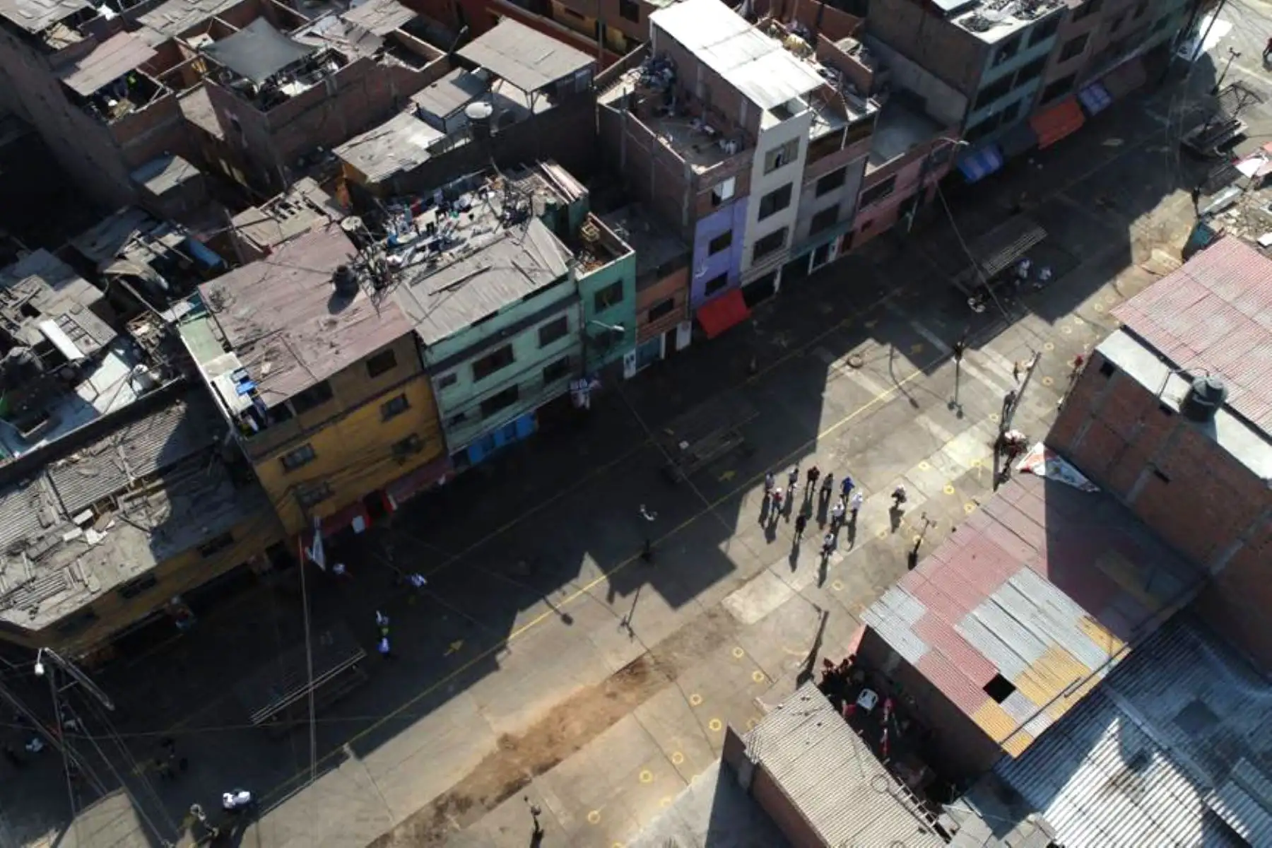 El mercado de Caquetá permanecerá cerrado por algunos días para realizar el proceso de desinfección correspondiente. Desde el Ministerio de Agricultura y para no afectar a los vecinos que hacen sus compras en esta zona, estamos habilitando los mercados “De La Chacra a La Olla”. Foto: ANDINA/@minagriperu