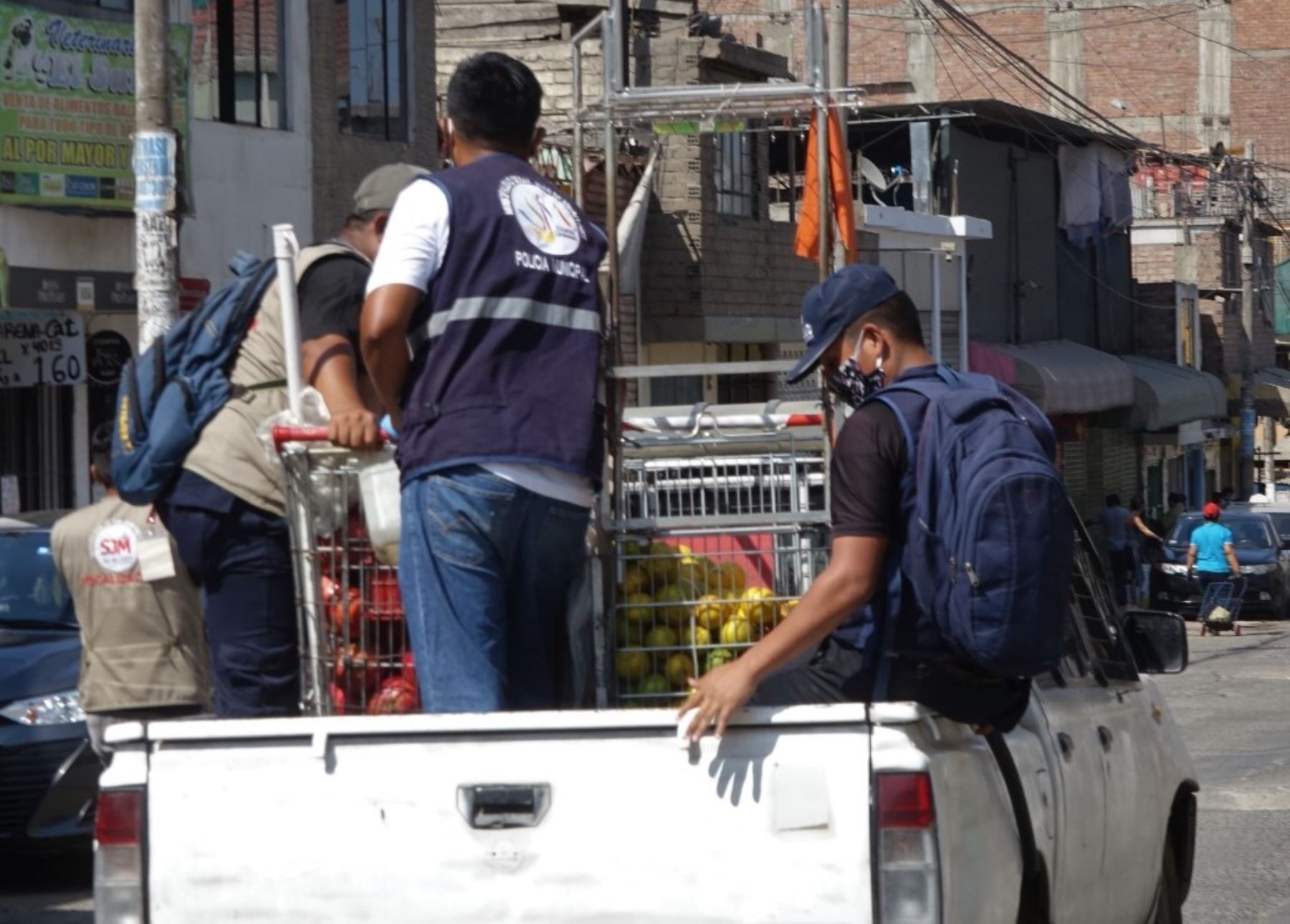 Municipalidad de San Juan de Miraflores realiza operativo contra vendedores ambulantes.