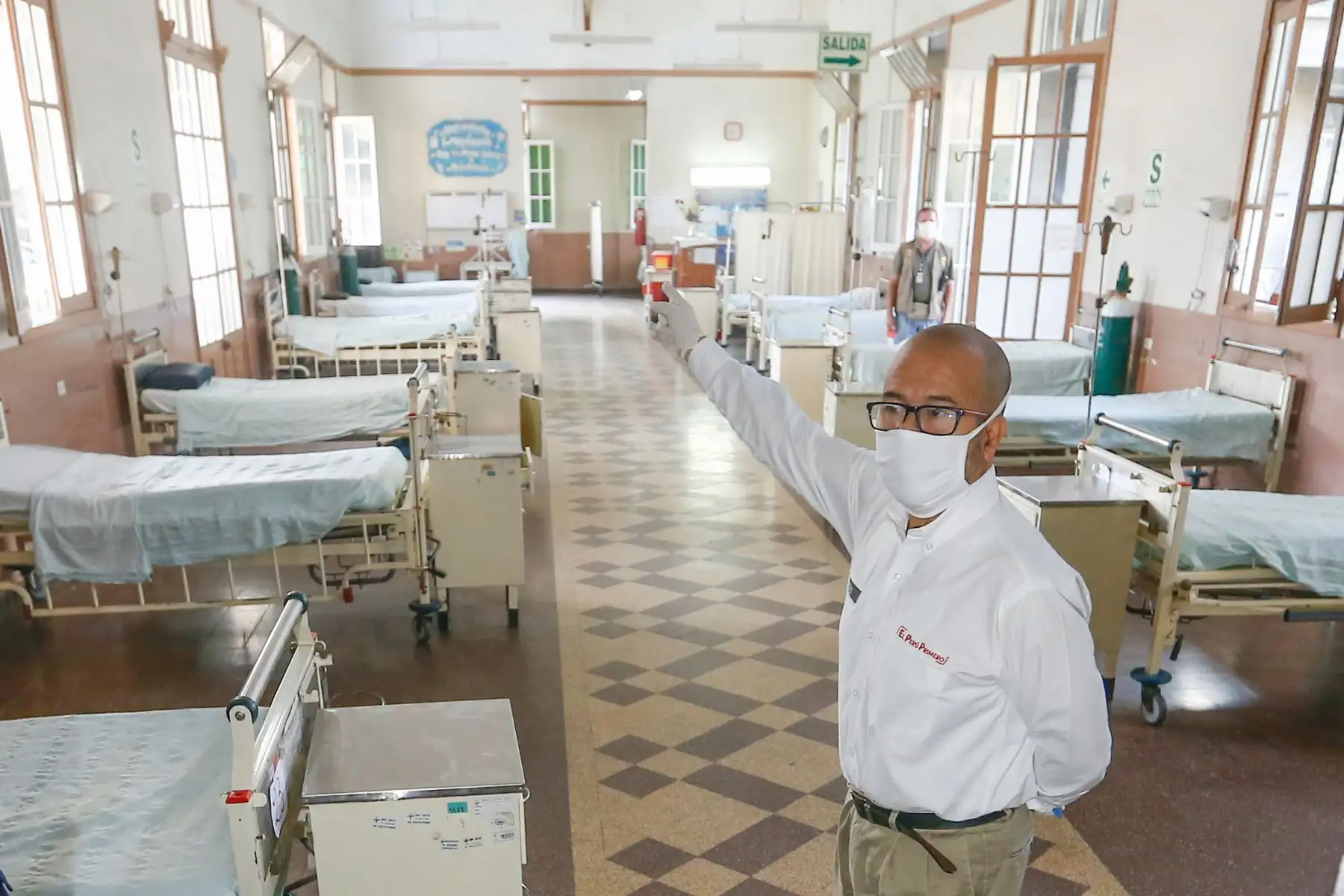 El Ministro de Salud, Victor Zamora, visita el Hospital Loayza verificando la ampliación de la oferta hospitalaria para los pacientes. Foto: MINSA