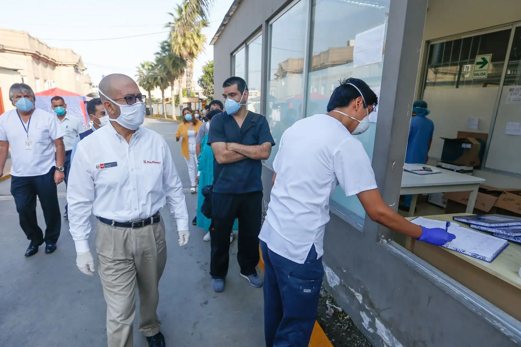El Ministro de Salud, Victor Zamora, visita el Hospital Loayza verificando la ampliación de la oferta hospitalaria para los pacientes. Foto: MINSA