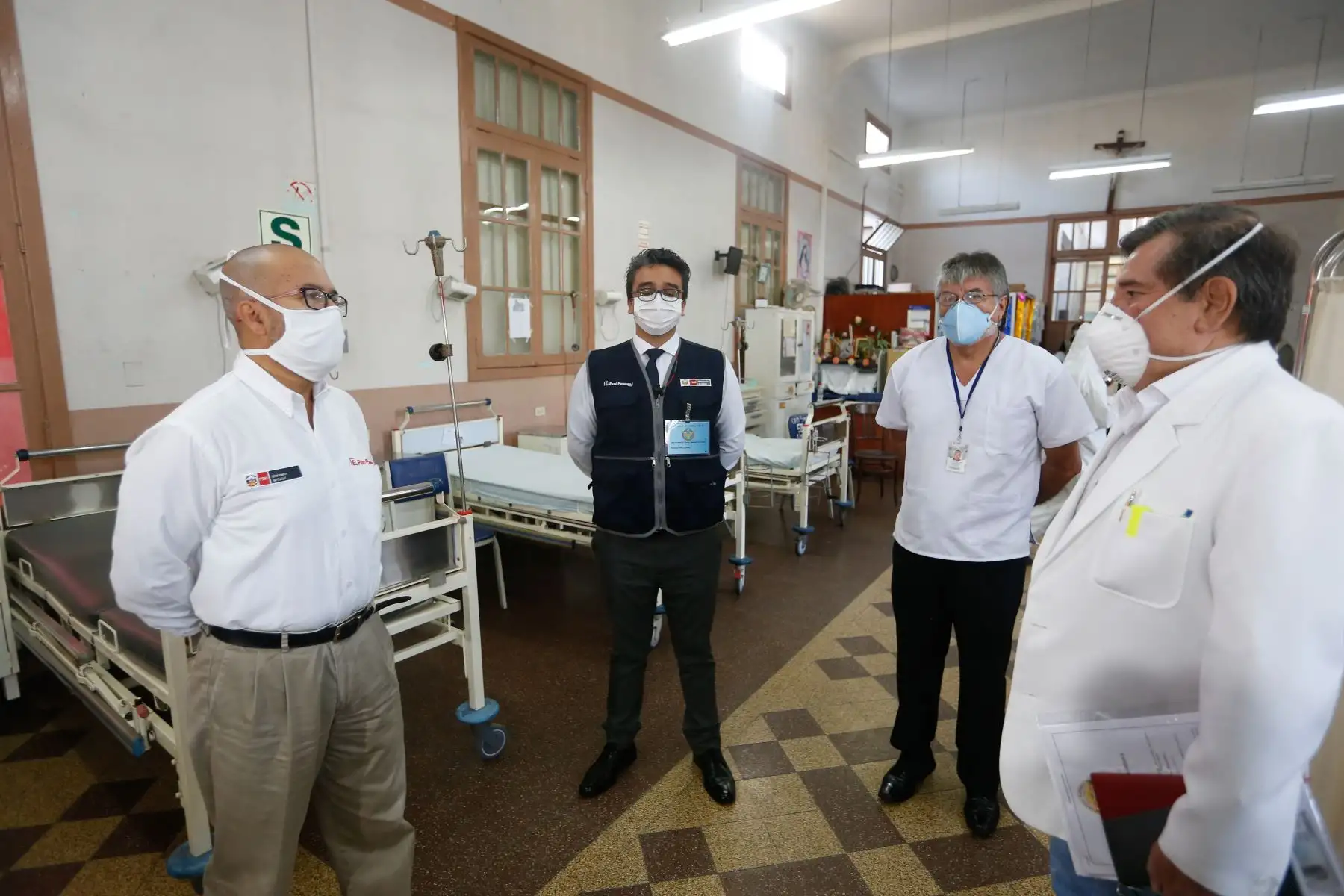 El Ministro de Salud, Victor Zamora, visita el Hospital Loayza verificando la ampliación de la oferta hospitalaria para los pacientes. Foto: MINSA