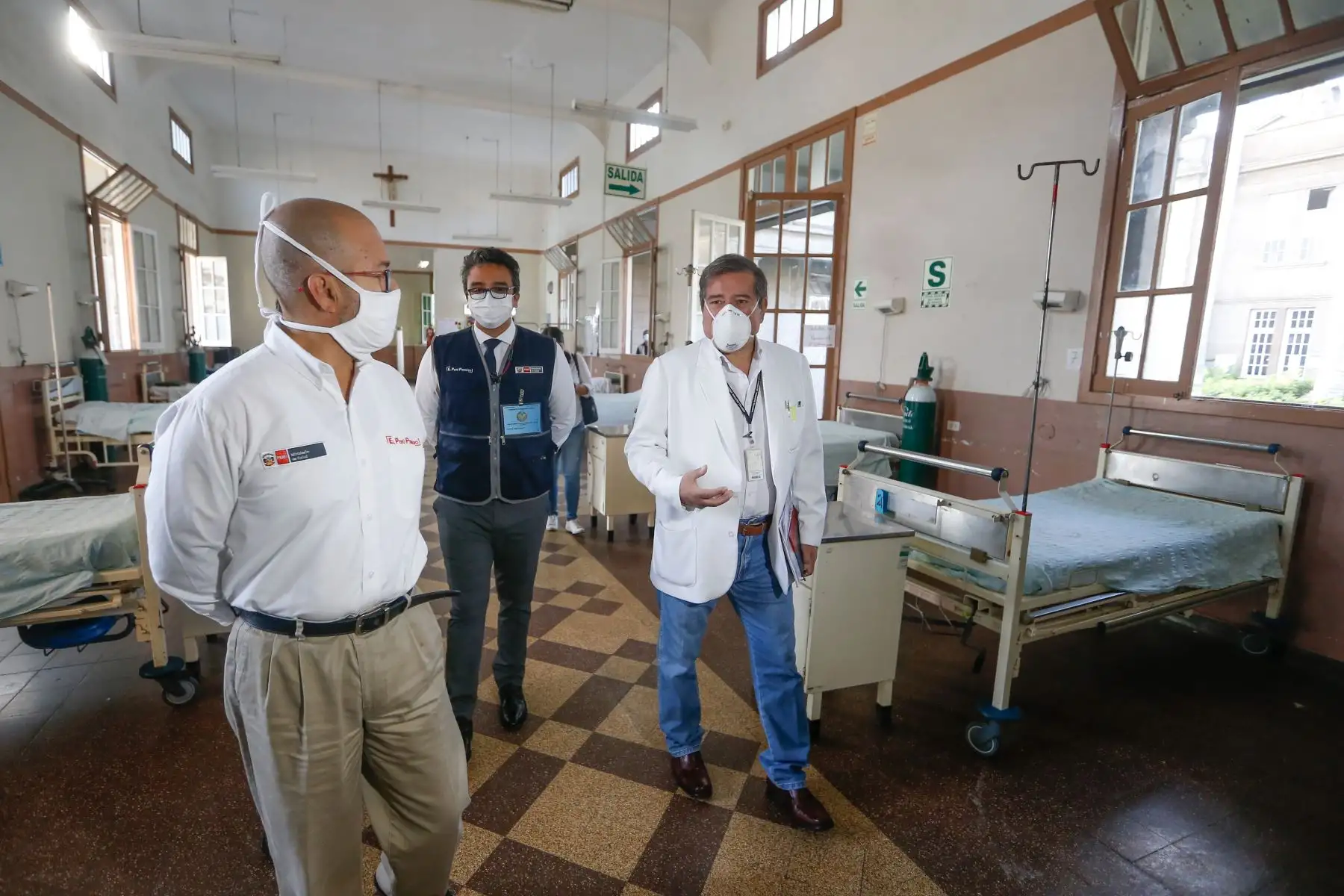 El Ministro de Salud, Victor Zamora, visita el Hospital Loayza verificando la ampliación de la oferta hospitalaria para los pacientes. Foto: MINSA