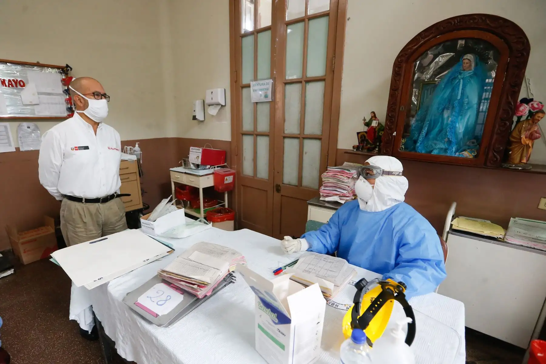 El Ministro de Salud, Victor Zamora, visita el Hospital Loayza verificando la ampliación de la oferta hospitalaria para los pacientes. Foto: MINSA