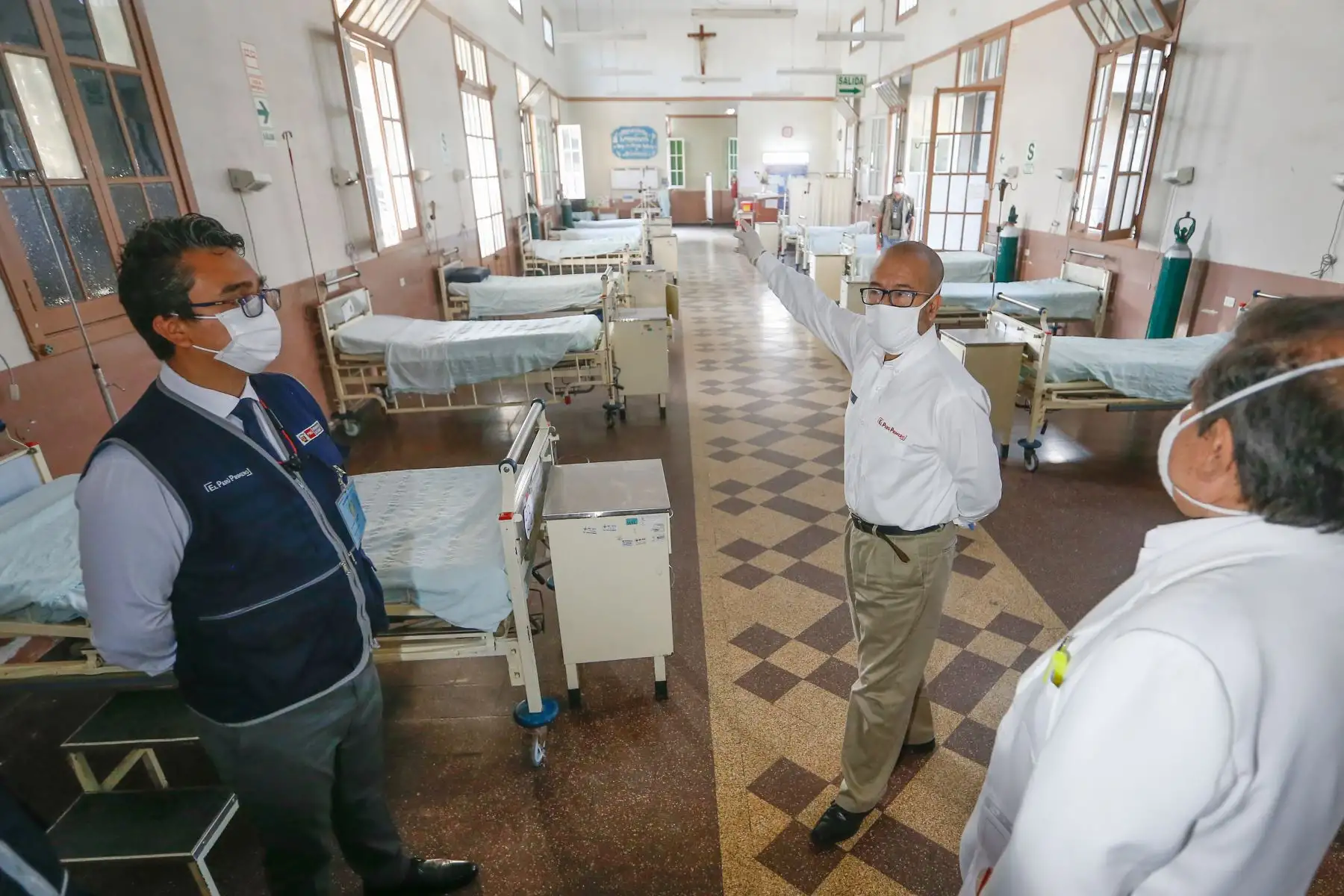 El Ministro de Salud, Victor Zamora, visita el Hospital Loayza verificando la ampliación de la oferta hospitalaria para los pacientes. Foto: MINSA