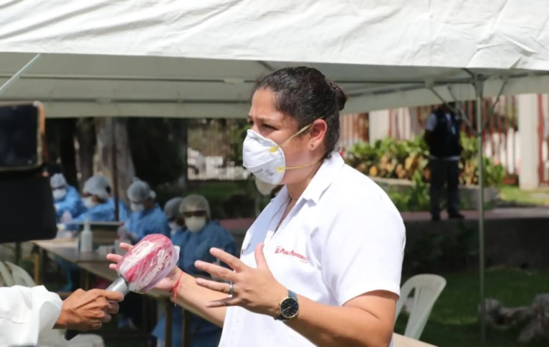 La mejor manera que tienen las autoridades locales de ayudar a controlar la pandemia del nuevo coronavirus covid-19 es permitiendo que las personas que buscan retornar a sus lugares de origen y están en la vía pública, accedan a un espacio seguro para no contagiarse o contagiar a otros si están infectadas, sostuvo hoy la ministra del Ambiente, Fabiola Muñoz.