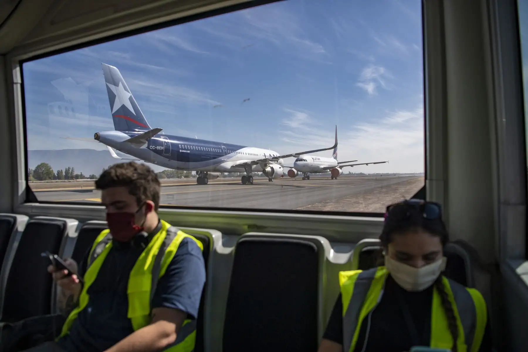 Los aviones de la aerolínea Latam permanecen estacionados en la pista del aeropuerto internacional de Santiago. Foto: AFP