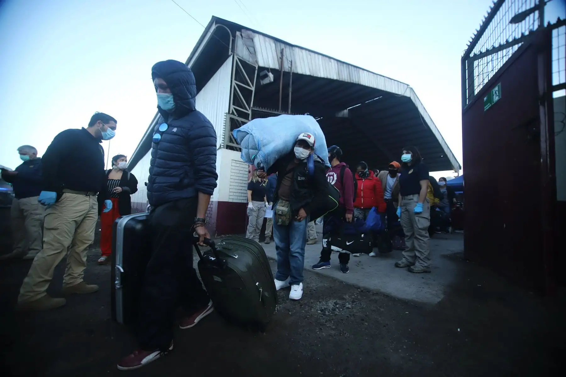 Bolivianos varados en Chile debido al nuevo bloqueo del coronavirus COVID-19 son llevados a la frontera boliviana para cruzar a su país, en Iquique. Foto: AFP