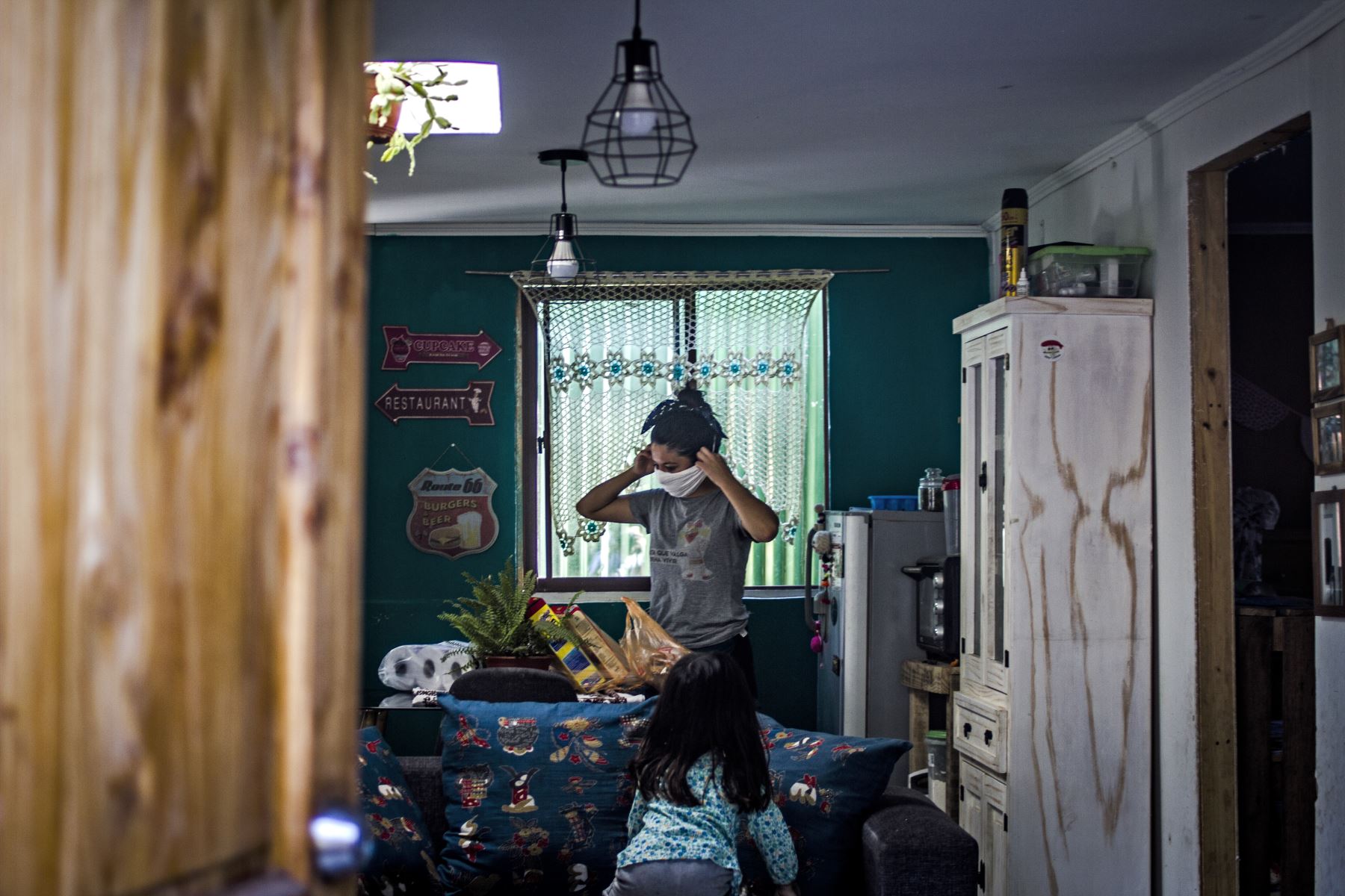 La chilena Isamar Carrasco, de 27 años, y madre de gemelos de cuatro años, prepara comida en su casa en Santiago. Foto: AFP