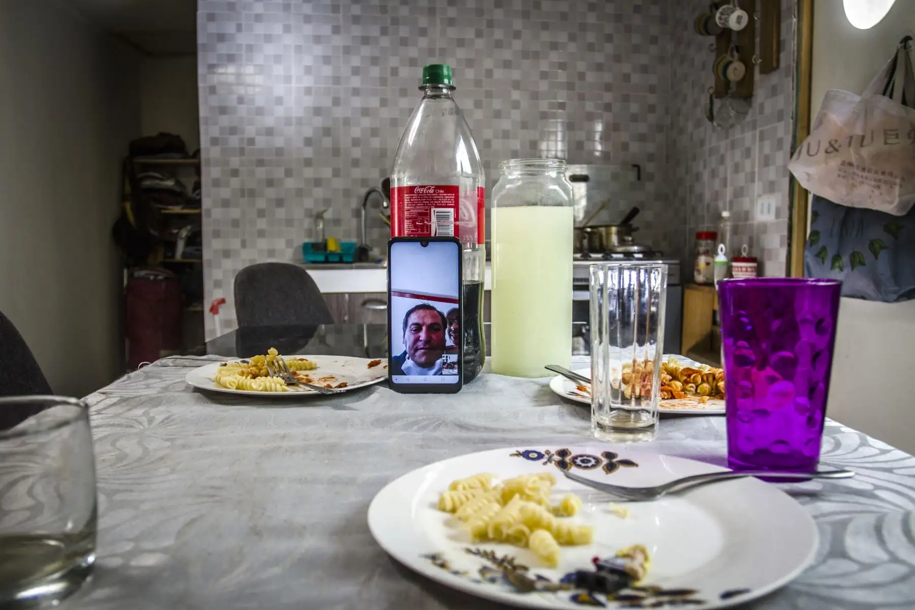 Vista de un teléfono sobre una mesa mientras se realiza una videollamada familiar. Foto: AFP
