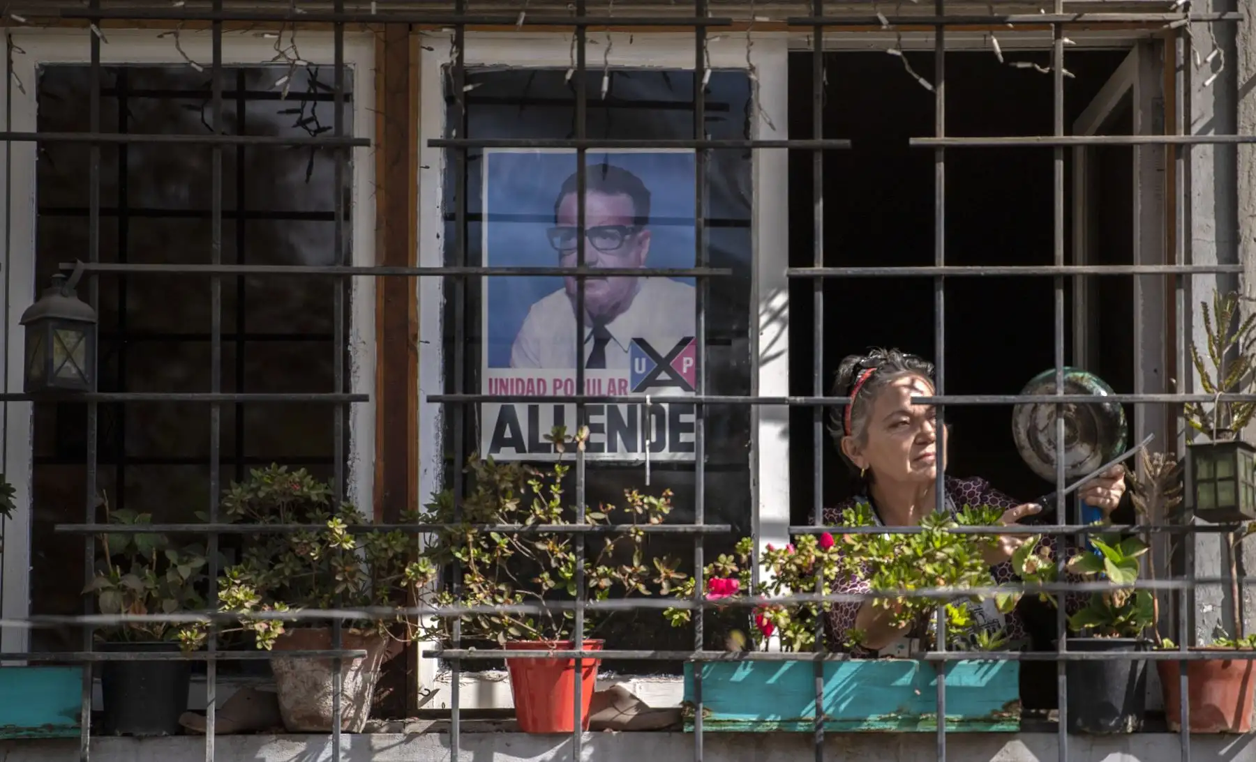 Una mujer golpea una olla durante una protesta contra el gobierno del presidente Sebastián Pinera, en Santiago. Foto: AFP