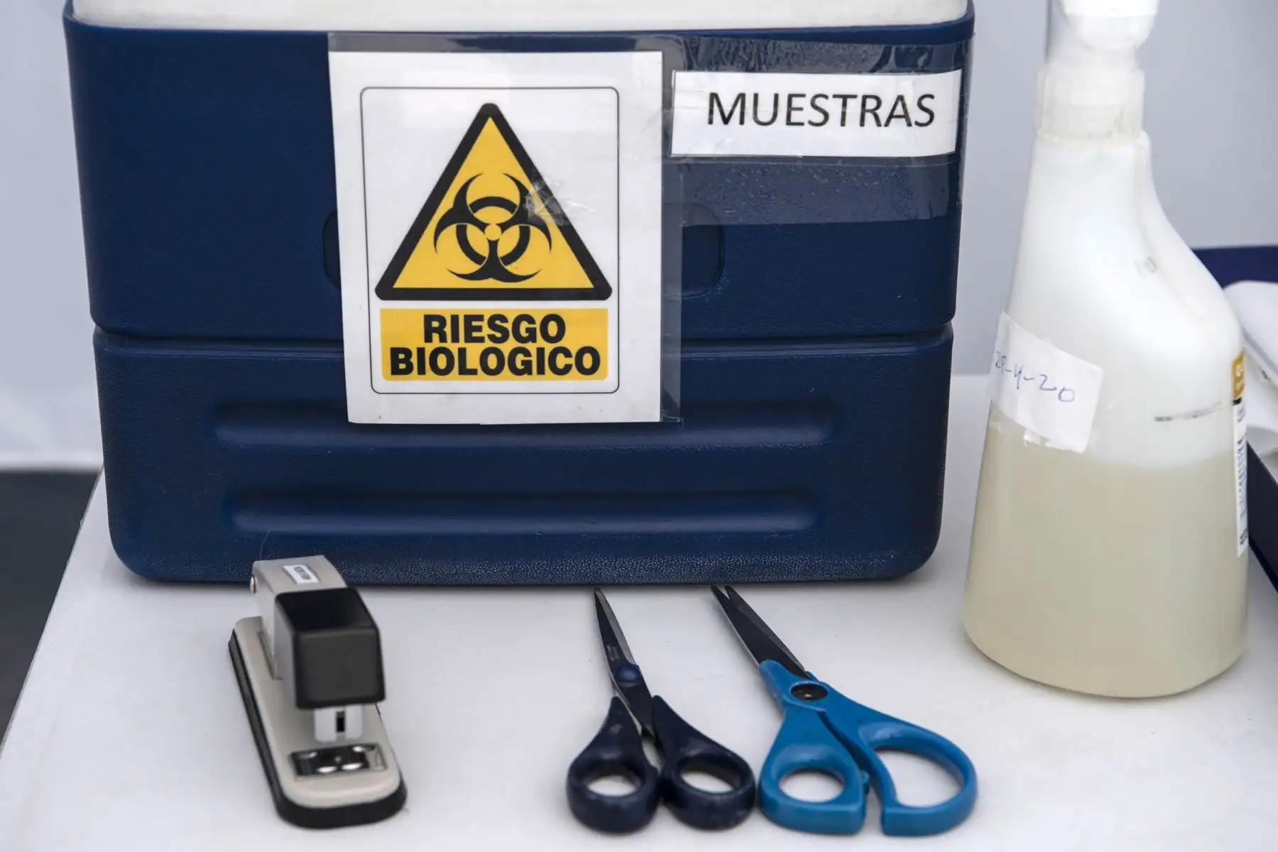 Vista de un cooler para guardar muestras en un centro de pruebas de manejo para el nuevo coronavirus, Covid-19, instalado en una estación de servicio en Santiago. Foto: AFP