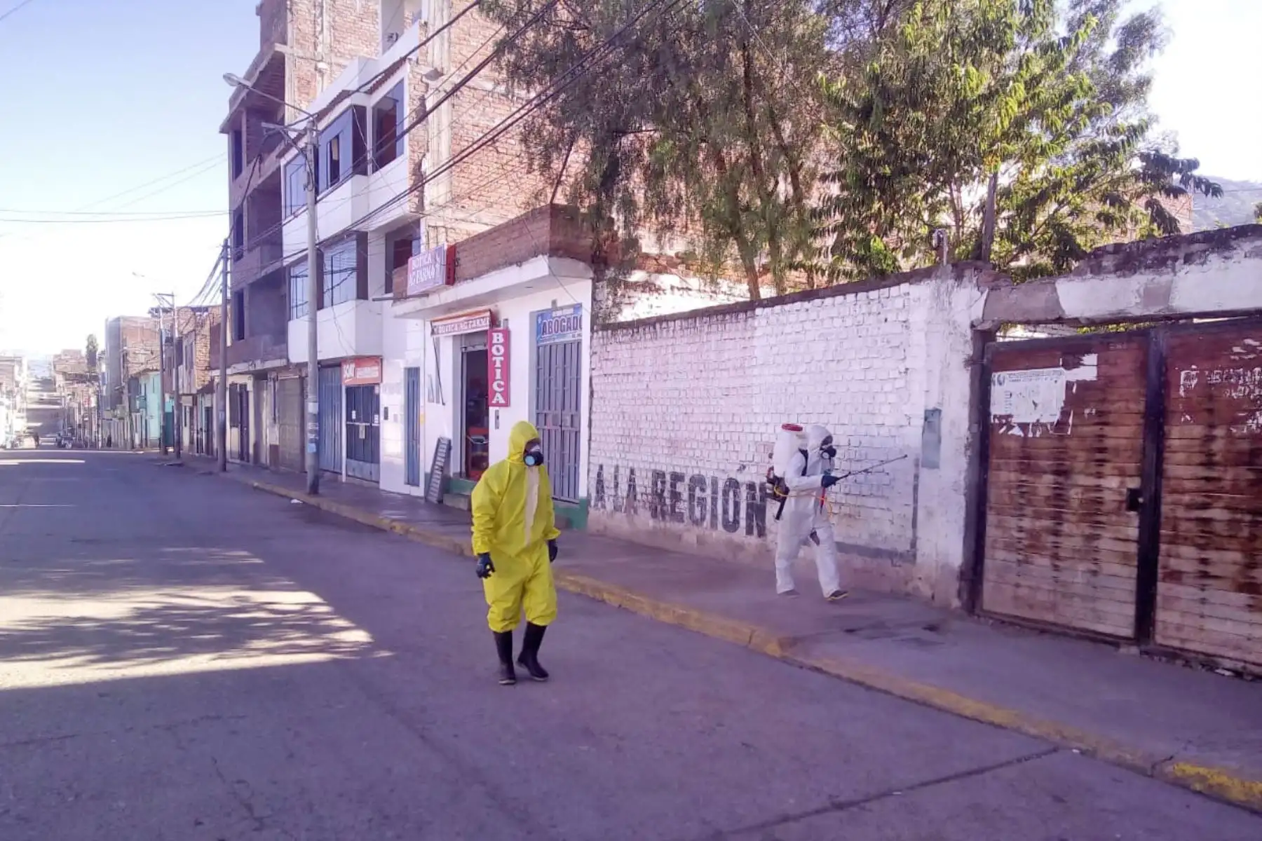 Personal de la Municipalidad de Huanta, en Ayacucho, ejecuta trabajos de desinfección en sus principales calles y centros de mercados itinerantes para evitar propagación del coronavirus. Foto: ANDINA/Municipalidad de Huanta
