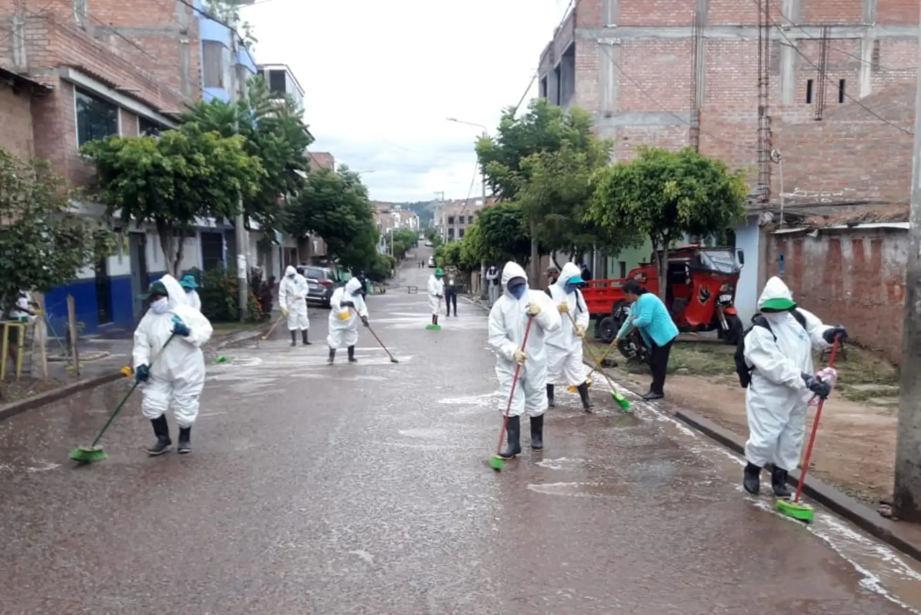 Personal de la Municipalidad de Huanta, en Ayacucho, ejecuta trabajos de desinfección en sus principales calles y centros de mercados itinerantes para evitar propagación del coronavirus. Foto: ANDINA/Municipalidad de Huanta
