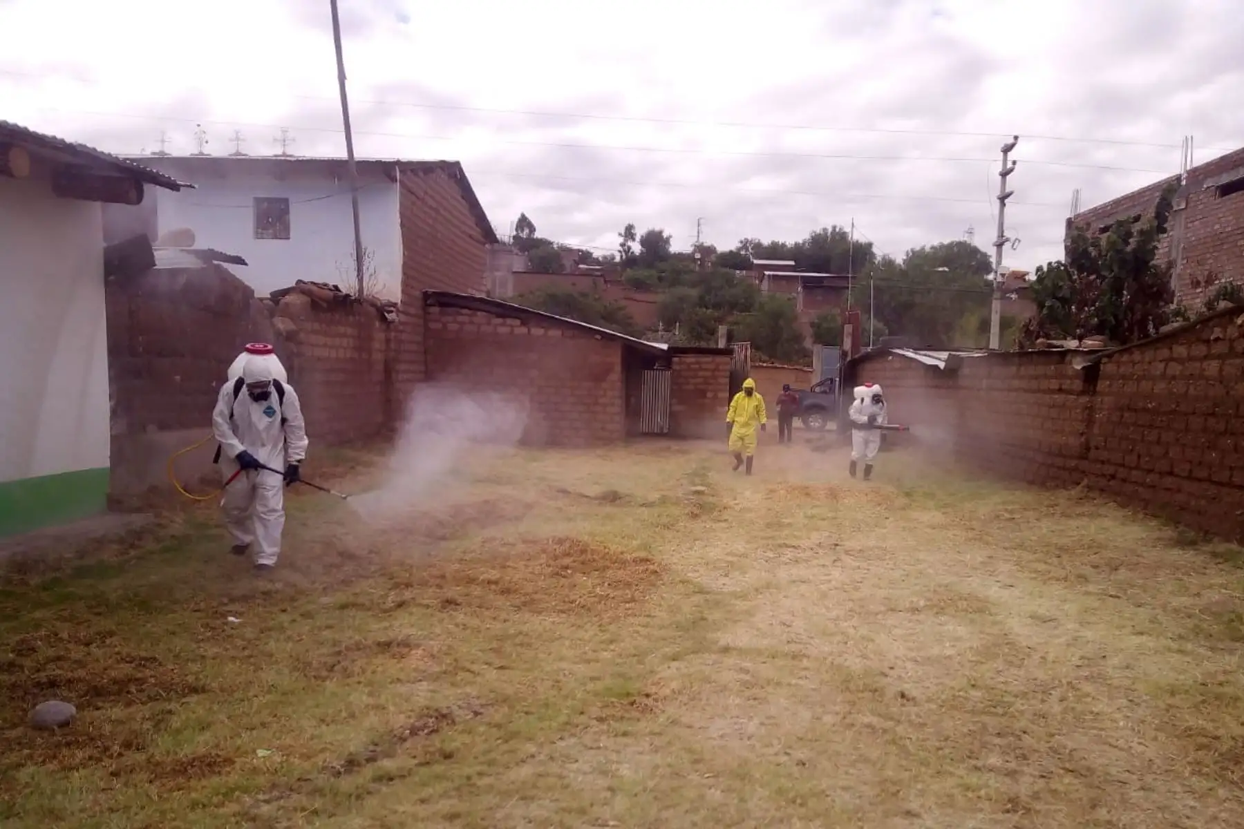 Personal de la Municipalidad de Huanta, en Ayacucho, ejecuta trabajos de desinfección en sus principales calles y centros de mercados itinerantes para evitar propagación del coronavirus. Foto: ANDINA/Municipalidad de Huanta