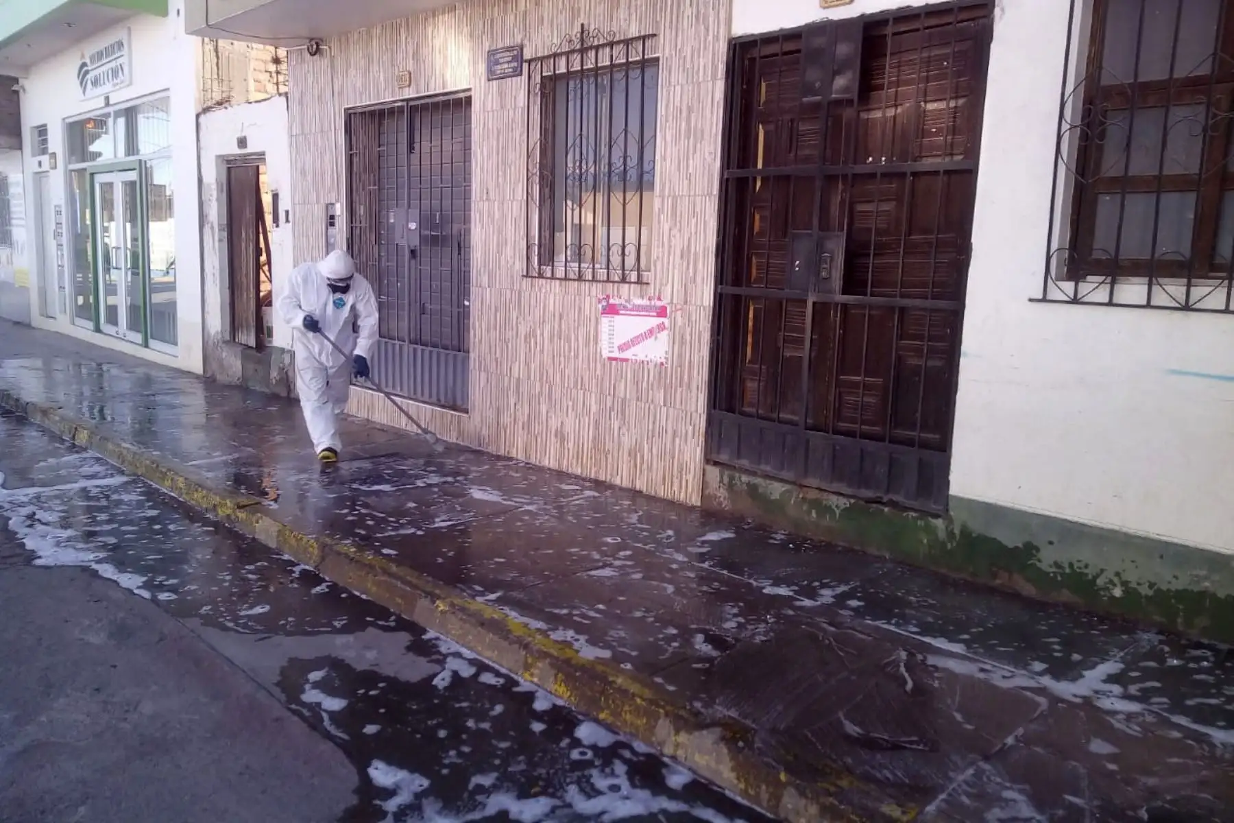 Personal de la Municipalidad de Huanta, en Ayacucho, ejecuta trabajos de desinfección en sus principales calles y centros de mercados itinerantes para evitar propagación del coronavirus. Foto: ANDINA/Municipalidad de Huanta