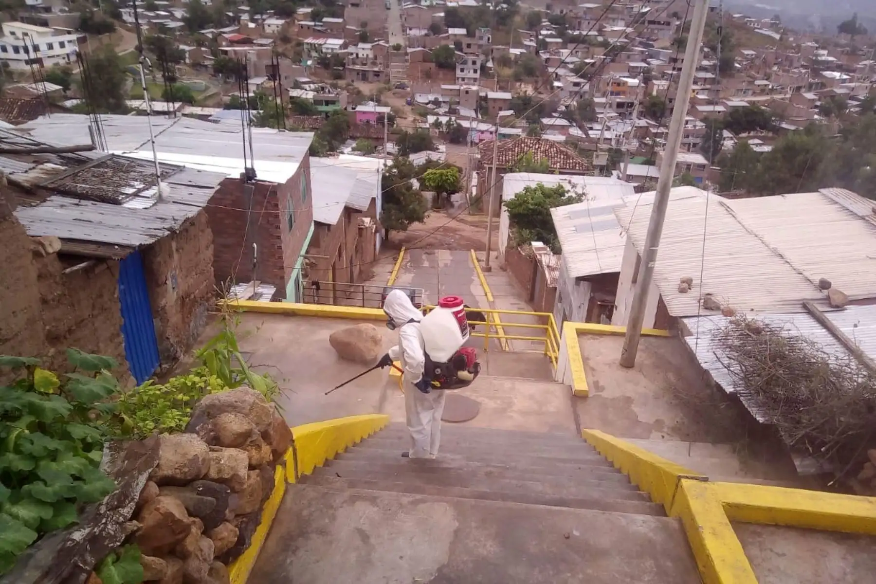 Personal de la Municipalidad de Huanta, en Ayacucho, ejecuta trabajos de desinfección en sus principales calles y centros de mercados itinerantes para evitar propagación del coronavirus. Foto: ANDINA/Municipalidad de Huanta