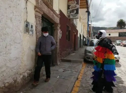 Los ukukus, los míticos personajes que son los guardianes de la Festividad del Señor de Qoyllur Riti, se sumaron a la tarea de hacer cumplir el aislamiento social obligatorio en Cusco. ANDINA/Percy Hurtado