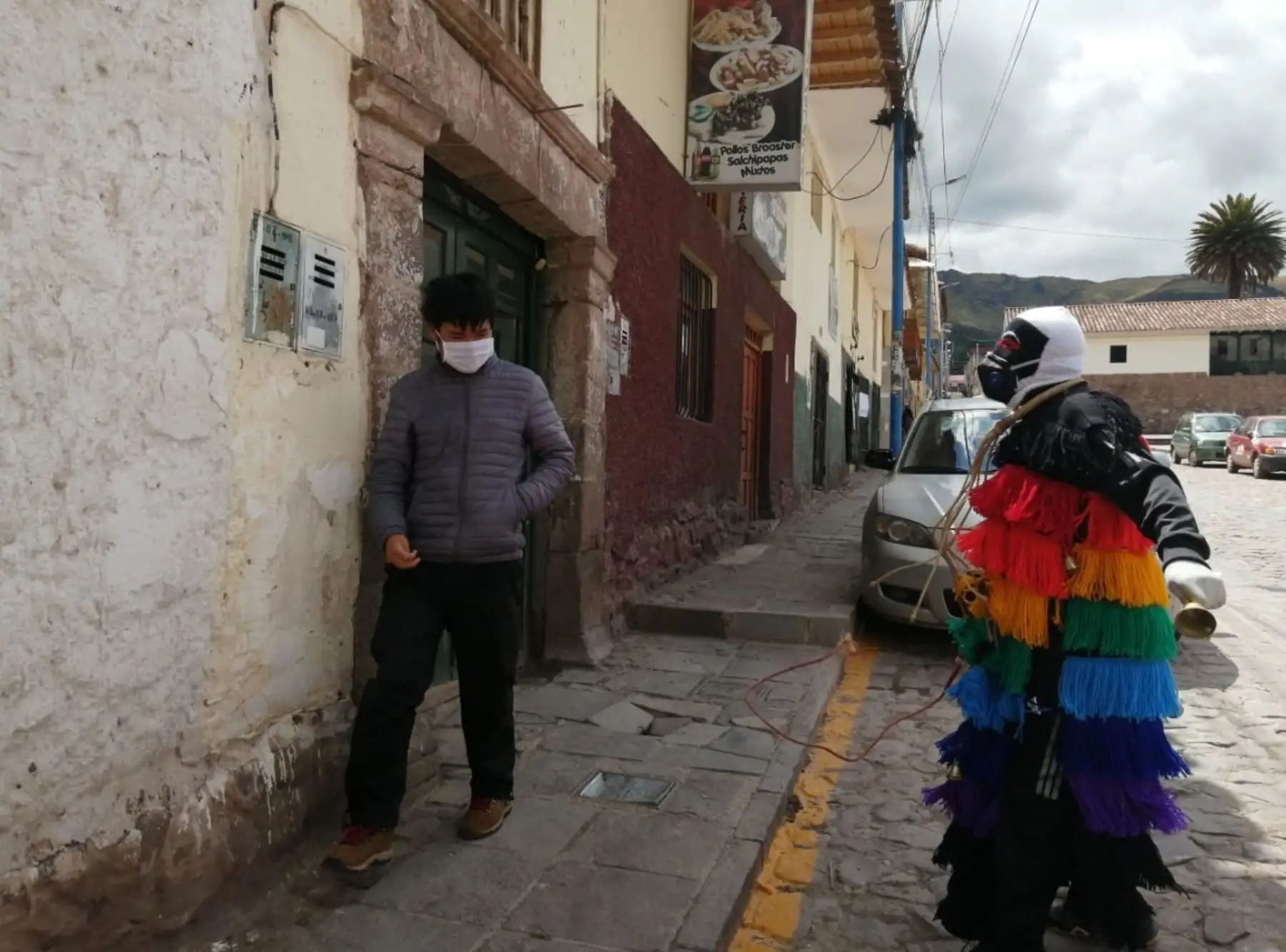 Los ukukus, los míticos personajes que son los guardianes de la Festividad del Señor de Qoyllur Riti, se sumaron a la tarea de hacer cumplir el aislamiento social obligatorio en Cusco. ANDINA/Percy Hurtado